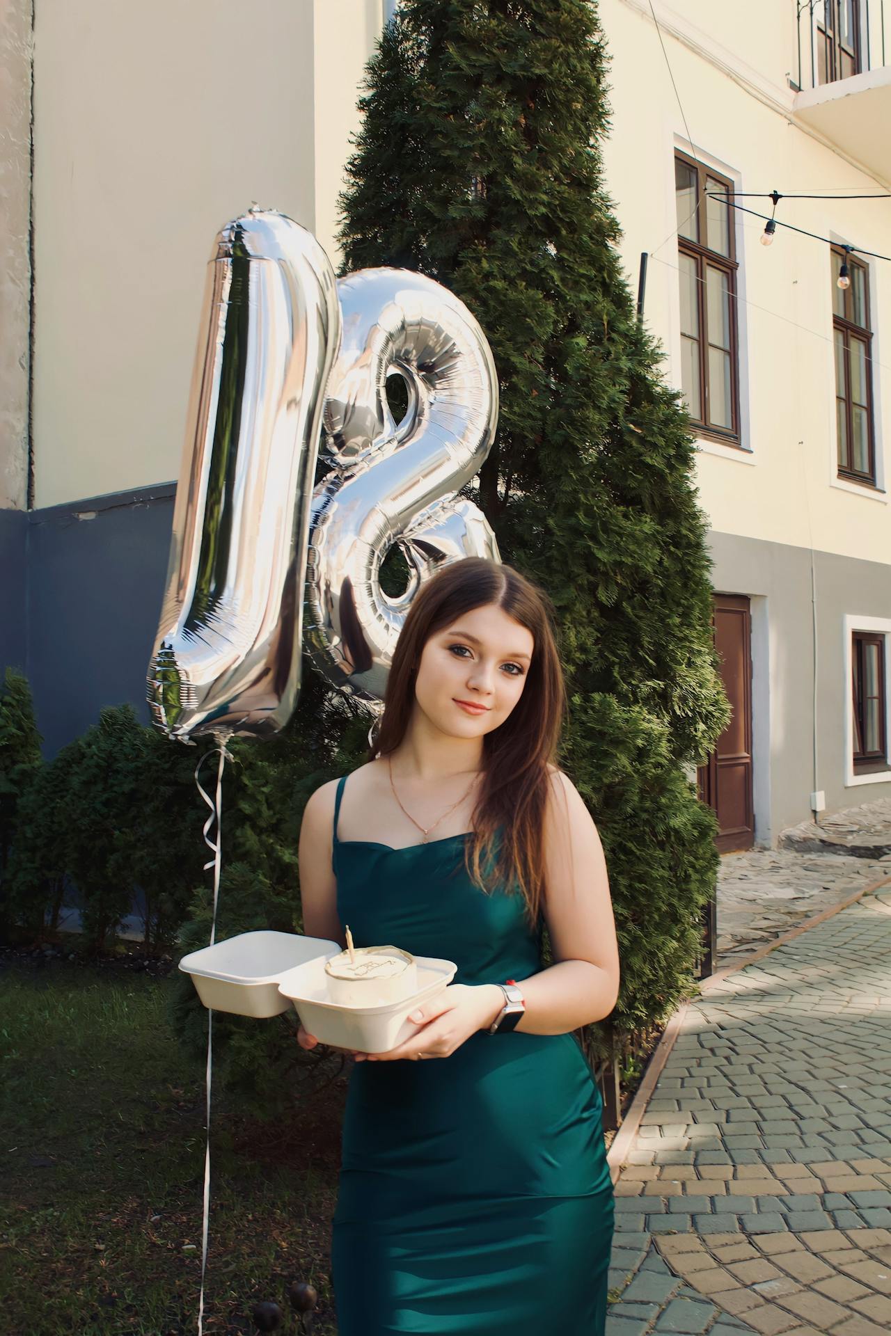 Una joven celebrando su 18 cumpleaños | Fuente: Pexels