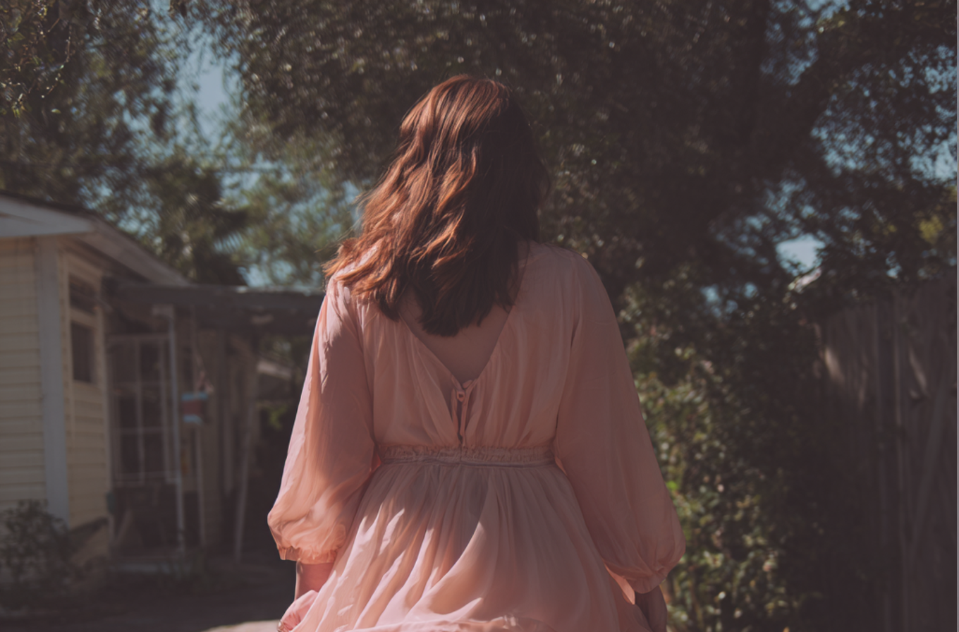 Una mujer alejándose | Fuente: Midjourney