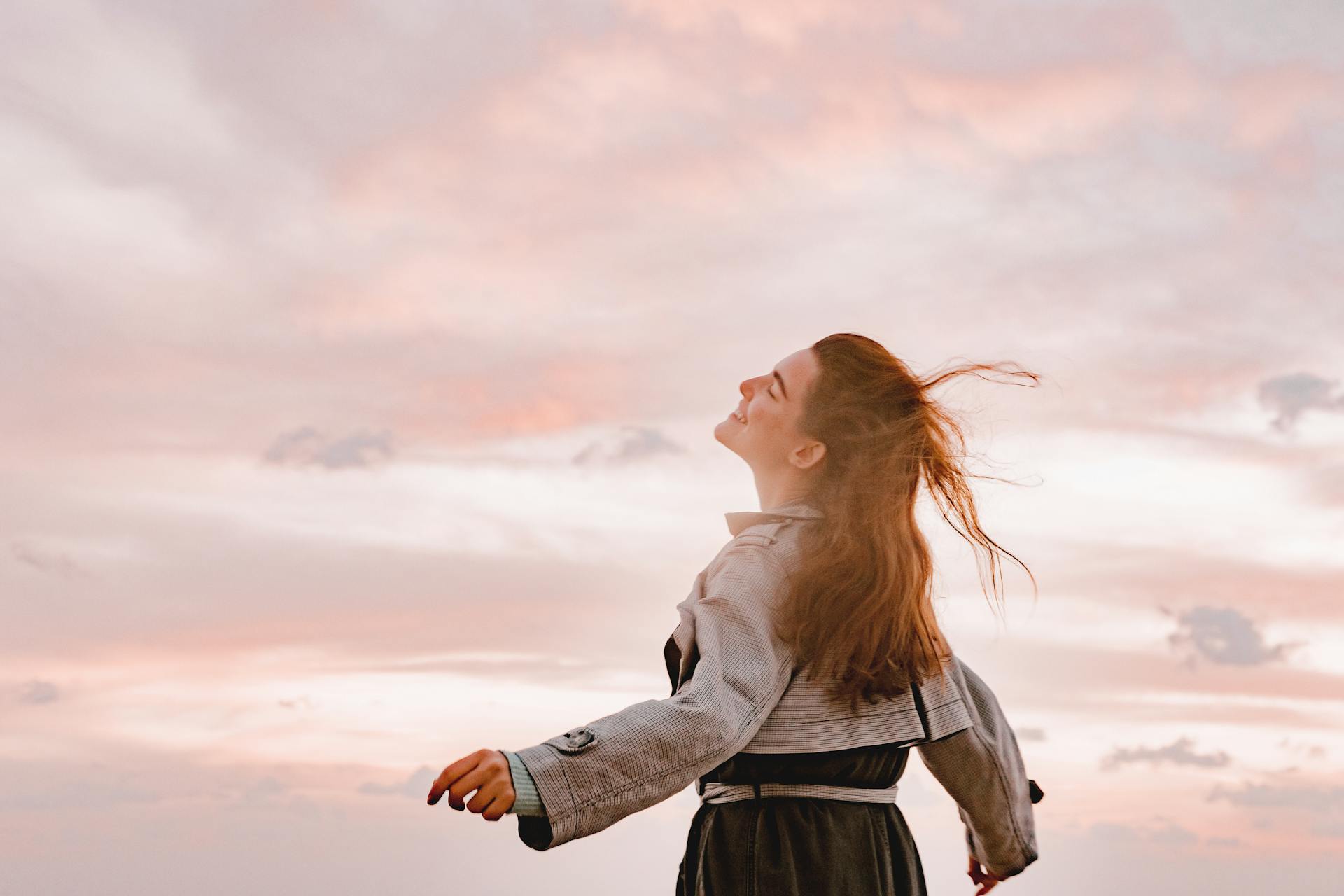 Una mujer alegre | Fuente: Pexels