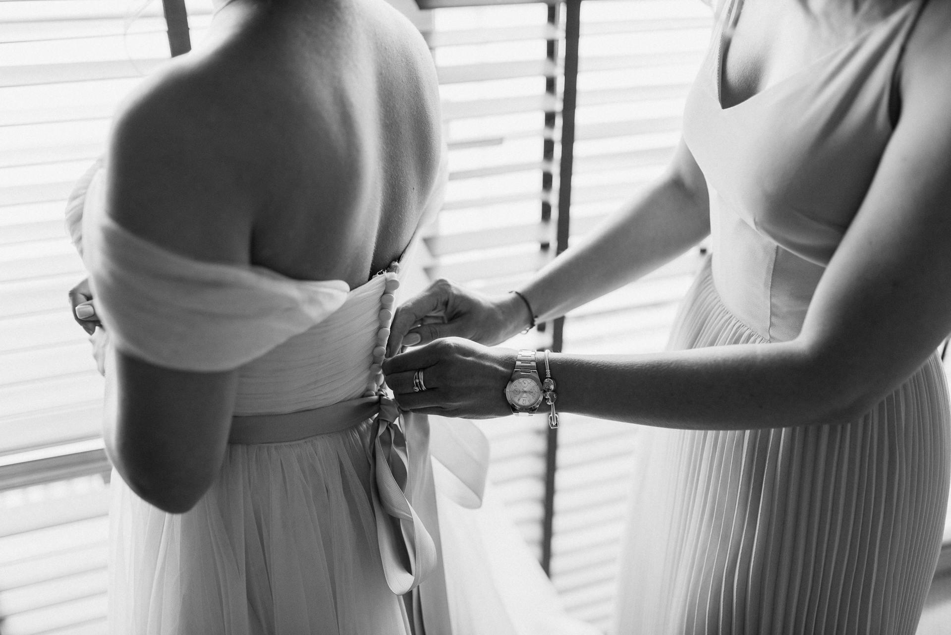 Damas de honor probándose vestidos | Fuente: Pexels