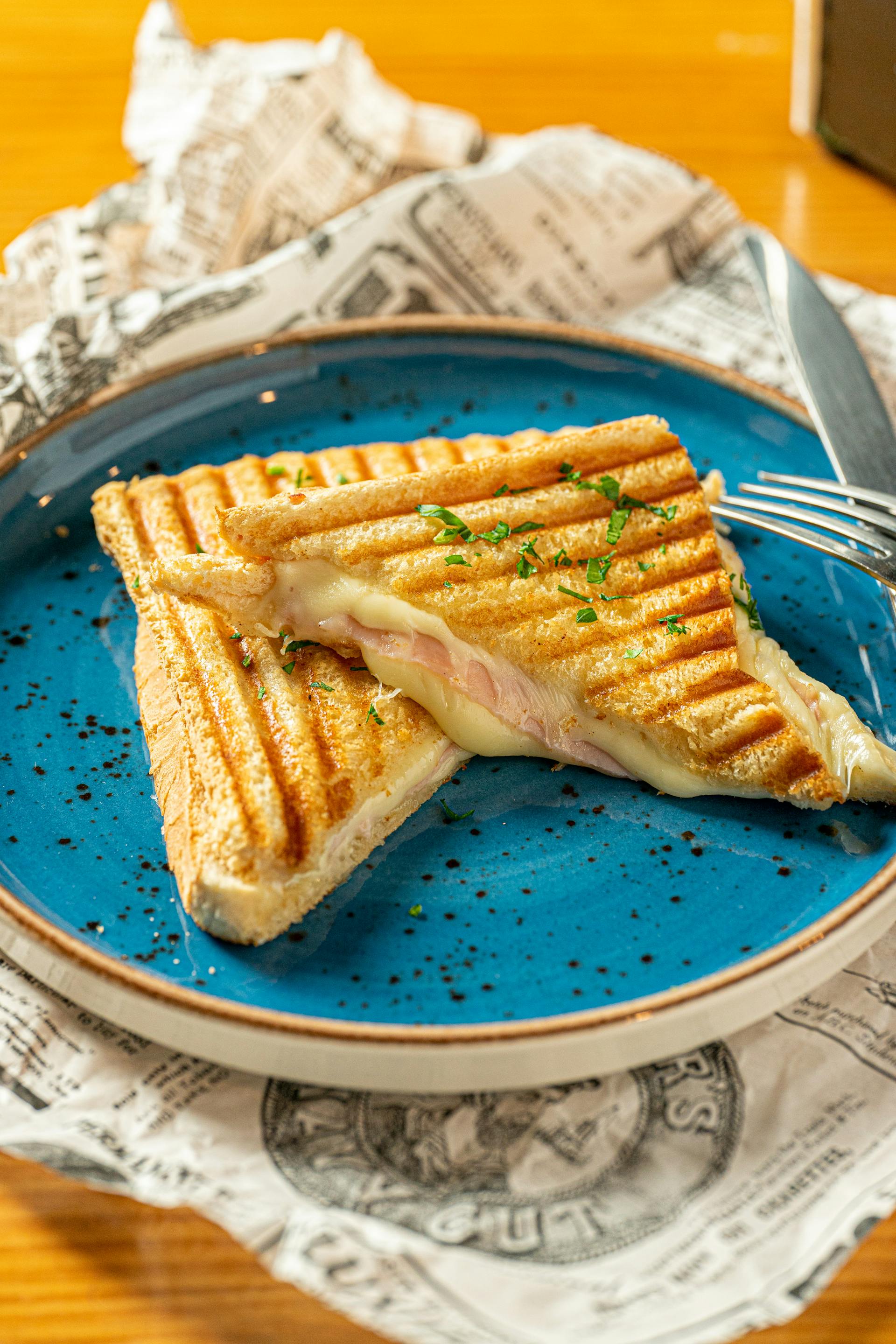 Queso a la plancha con jamón | Fuente: Pexels