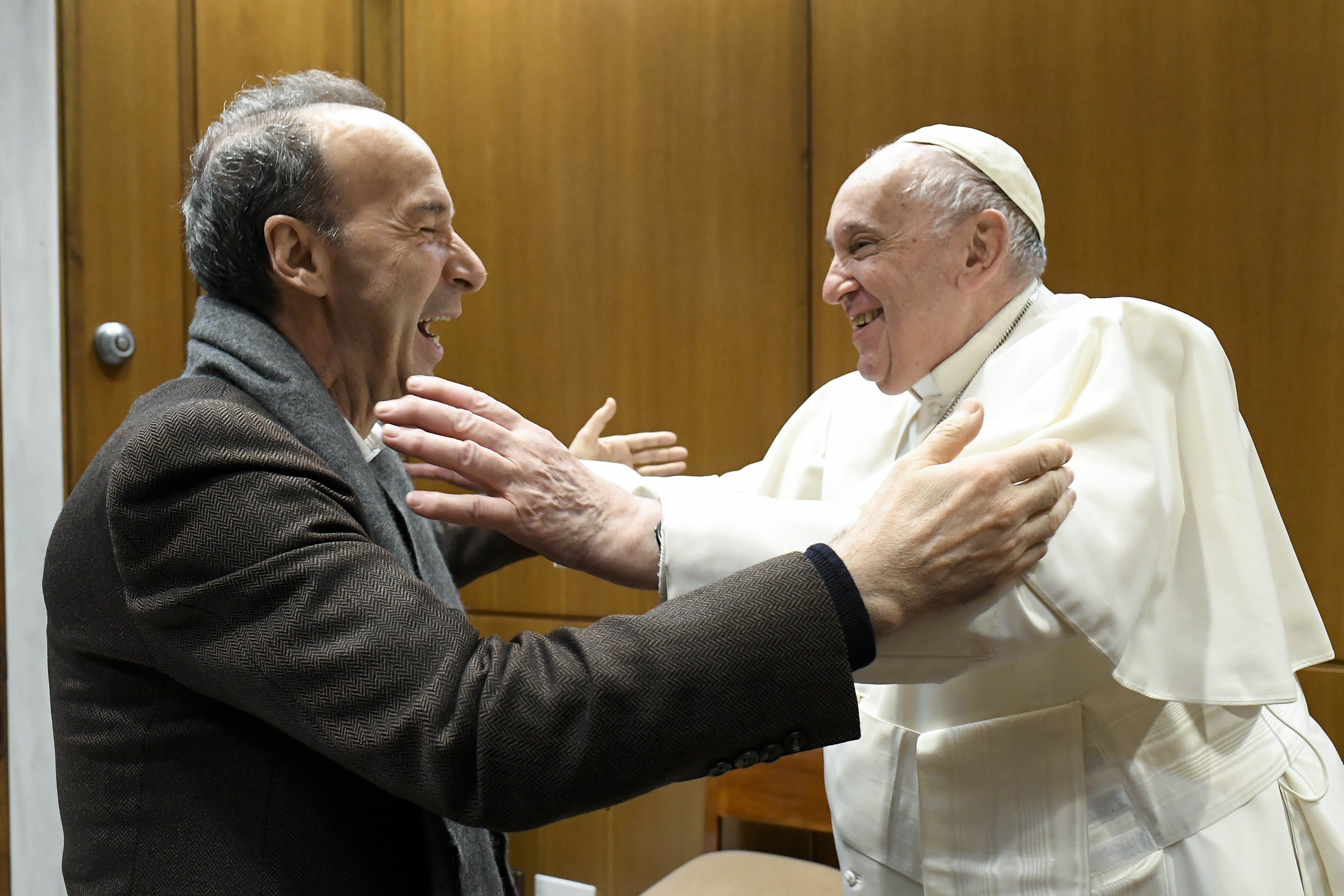 El papa Francisco se reúne con el actor y director italiano Roberto Benigni en el Aula Pablo VI de la Ciudad del Vaticano, el 7 de diciembre de 2022 | Fuente: Getty Images