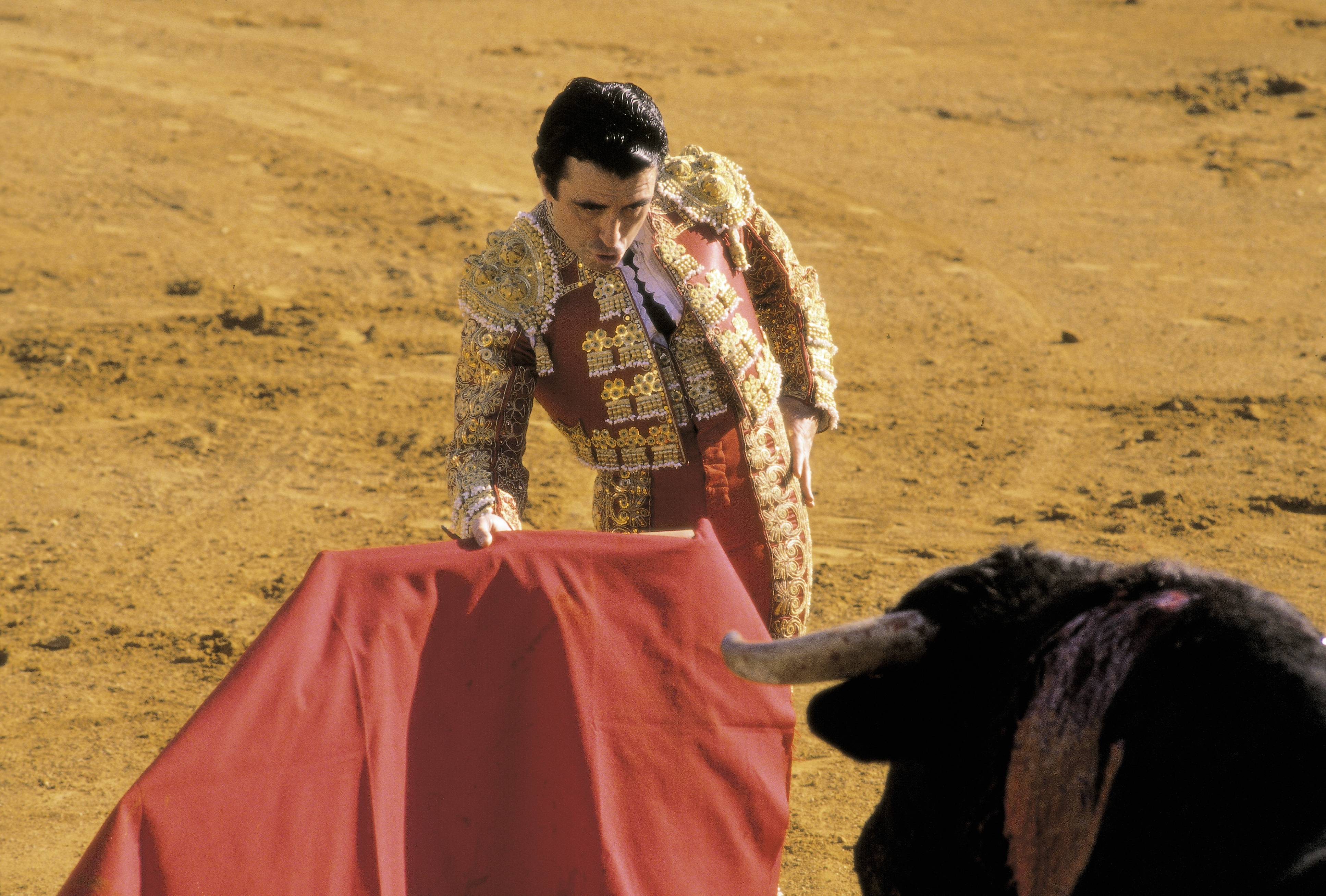 José Ortega Cano en una corrida de toros. José Ortega Cano con el manto rojo en su 40 aniversario. | Fuente: Getty Images.