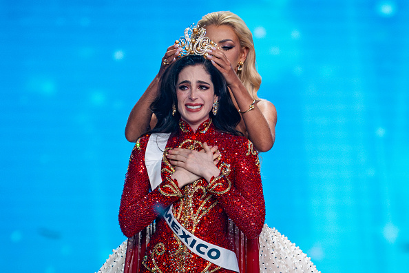 Fátima Bosch Fernández, de México (al centro), es celebrada tras ganar el título de Miss Universo 2025 (74ª edición) en la competencia final realizada en el IMPACT Challenger Hall 2 en Nonthaburi, Tailandia | Fuente: Getty Images