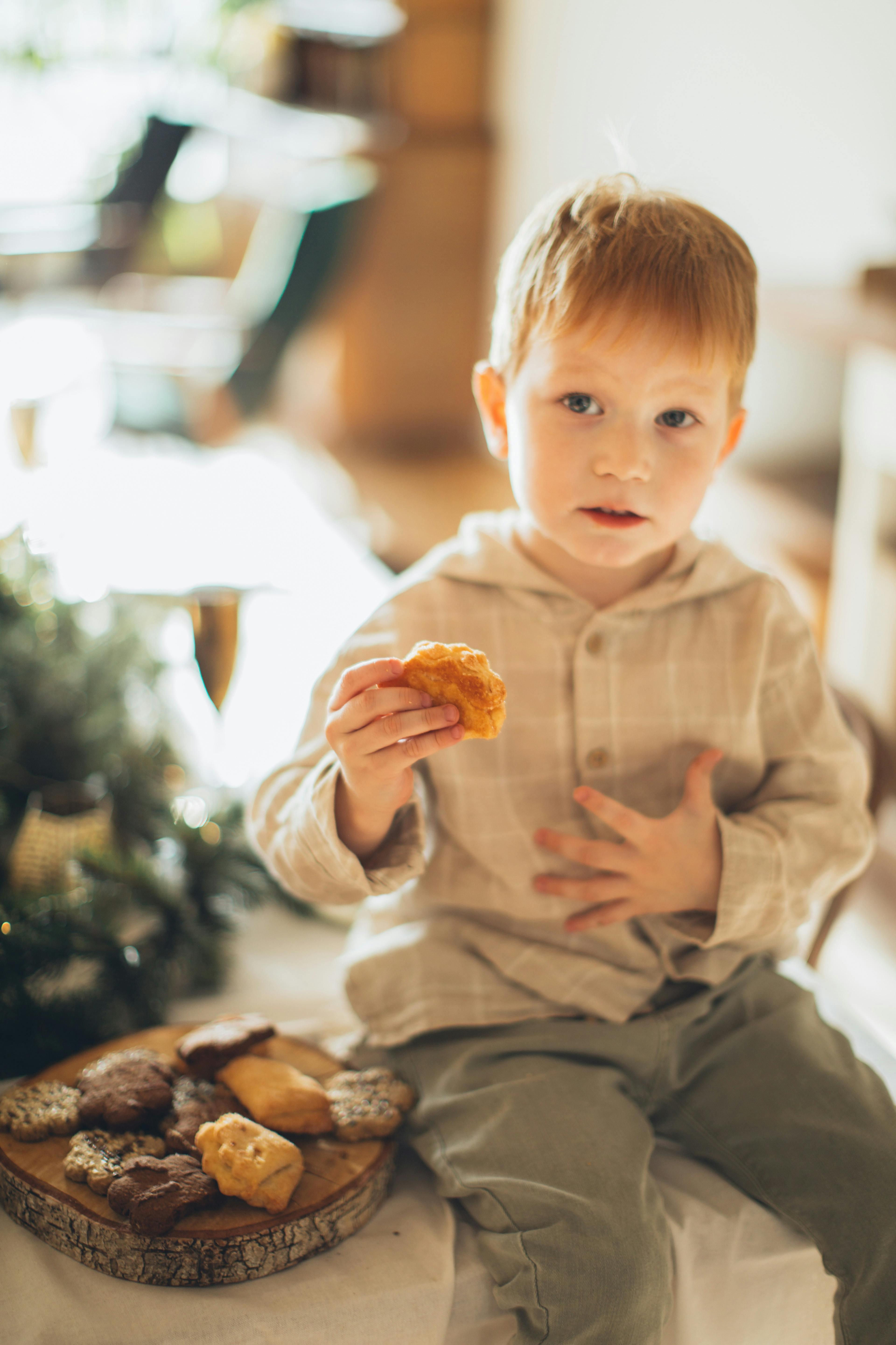 Un niño comiendo galletas | Fuente: Pexels