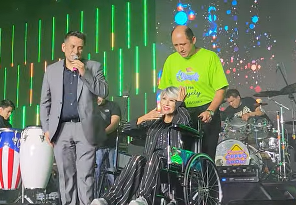 Nayely, “La Reina de la Cumbia”, sobre el escenario en silla de ruedas durante una presentación | Fuente: Facebook/Hoy de Musica