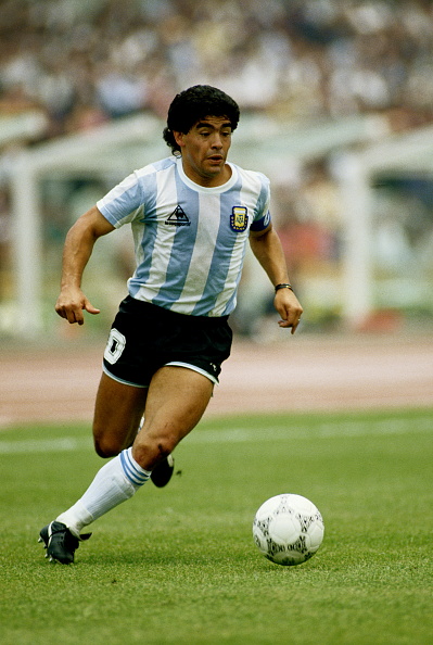 Diego Maradona, de Argentina, en acción durante el partido de la Copa del Mundo contra Corea del Sur en Ciudad de México. Argentina ganó el partido 3-1 | Fuente: Getty Images