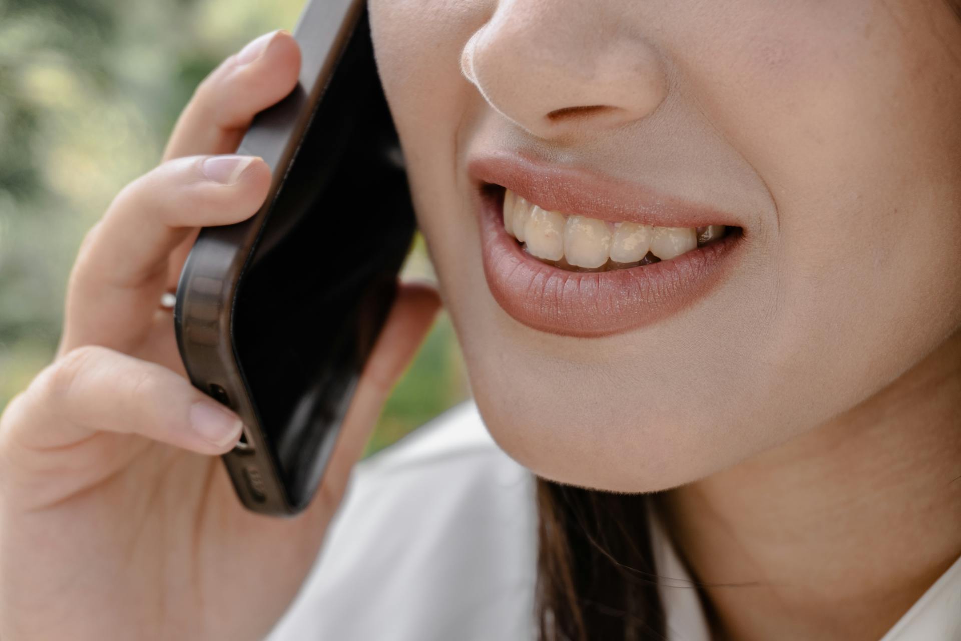 Una mujer hablando por teléfono | Fuente: Pexels