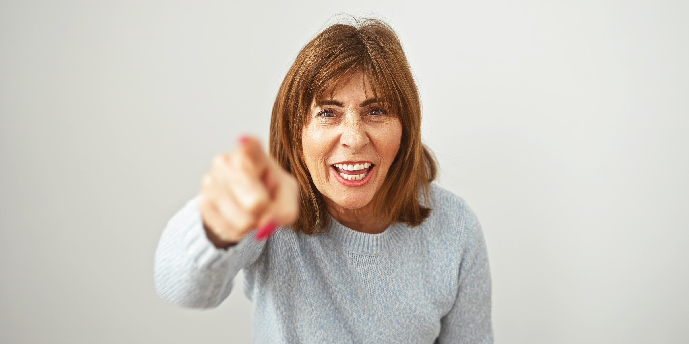 Una mujer señalando enfadada hacia delante | Fuente: Shutterstock