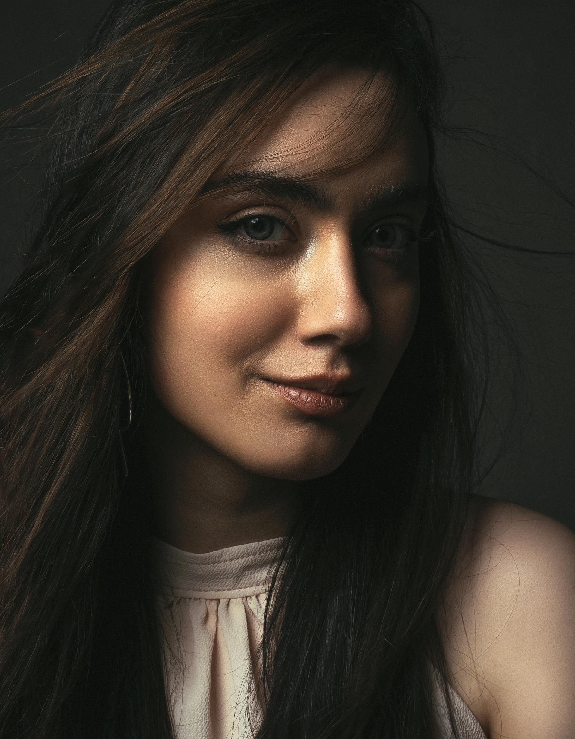 Una mujer sonriente | Fuente: Pexels
