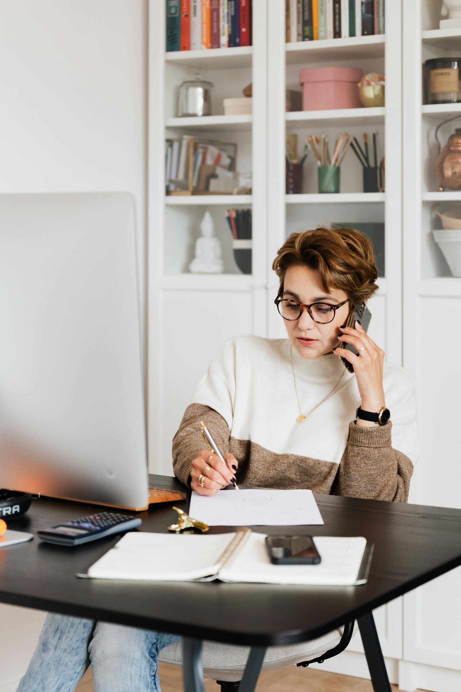 Una mujer haciendo una llamada telefónica | Fuente: Pexels