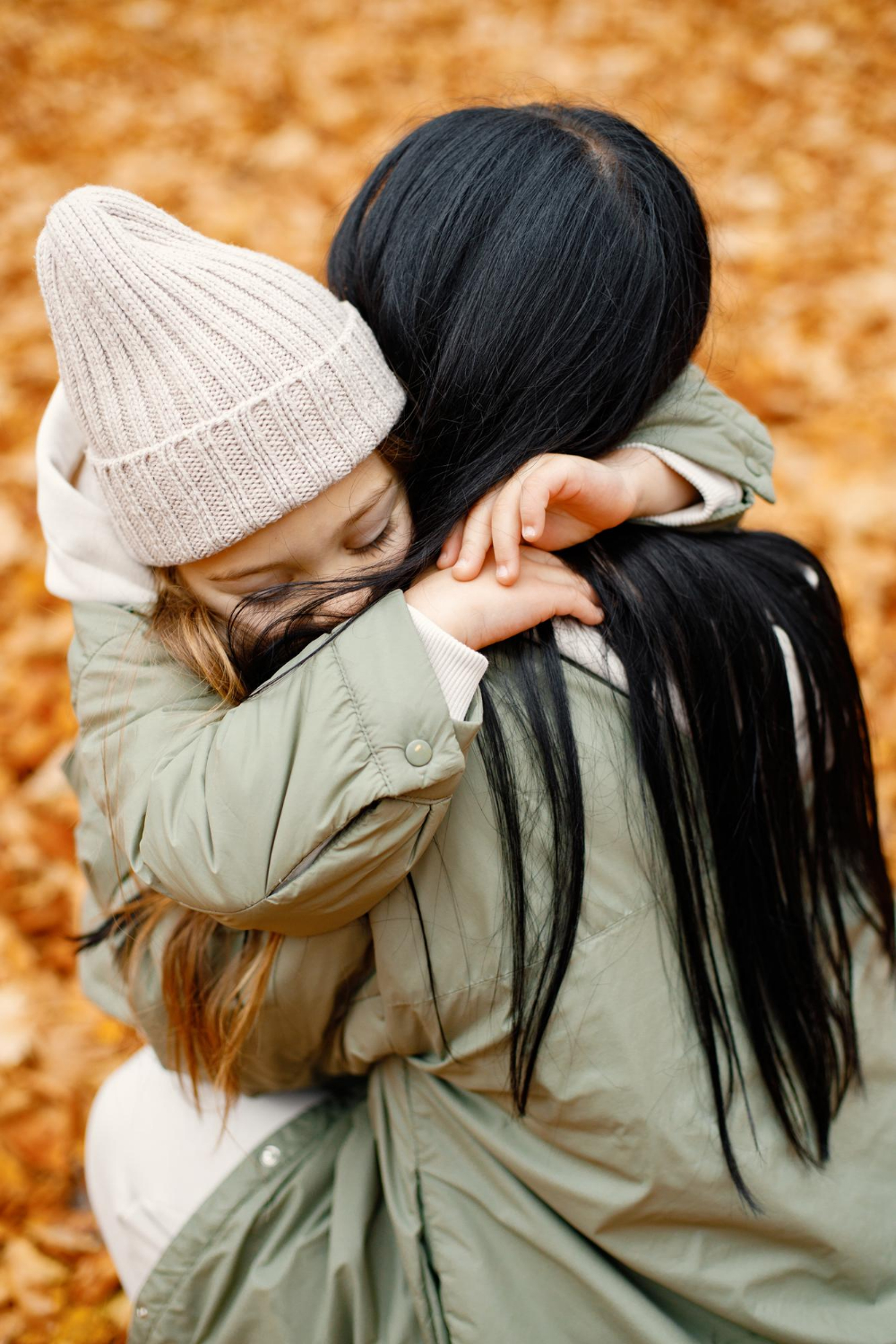 Una madre abrazando a su hija | Fuente: Freepik