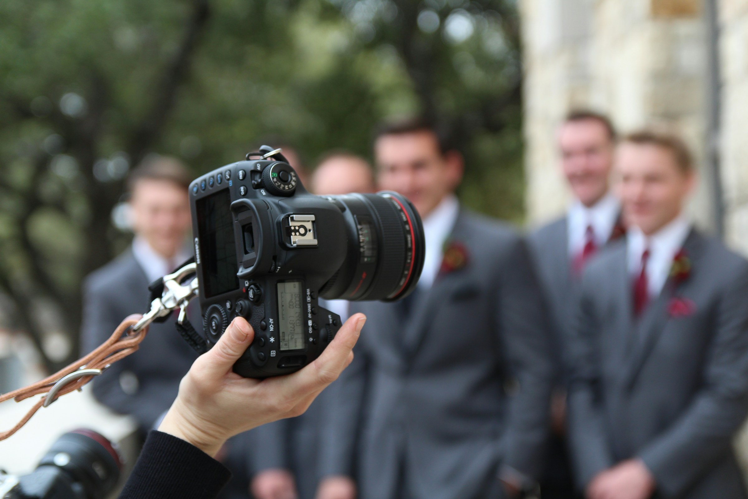 Los padrinos de boda posando para el fotógrafo | Fuente: Unsplash