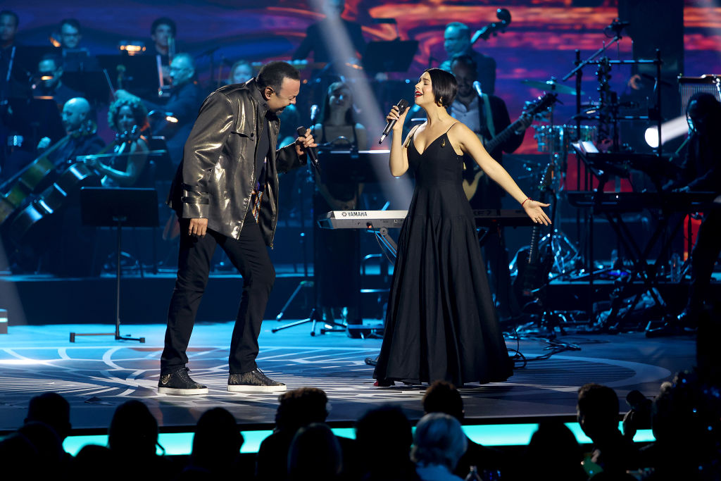 Pepe Aguilar y Ángela Aguilar se presentan en el escenario durante la gala Persona del Año 2023 de The Latin Recording Academy, el 15 de noviembre de 2023 en Sevilla, España. | Foto: Getty Images