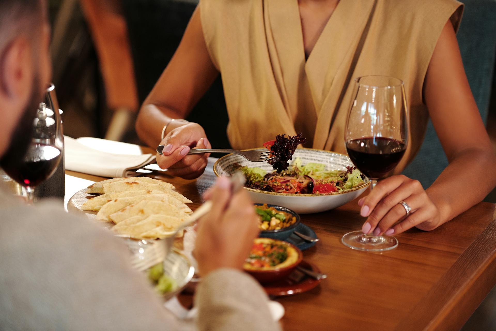 Gente cenando | Fuente: Pexels