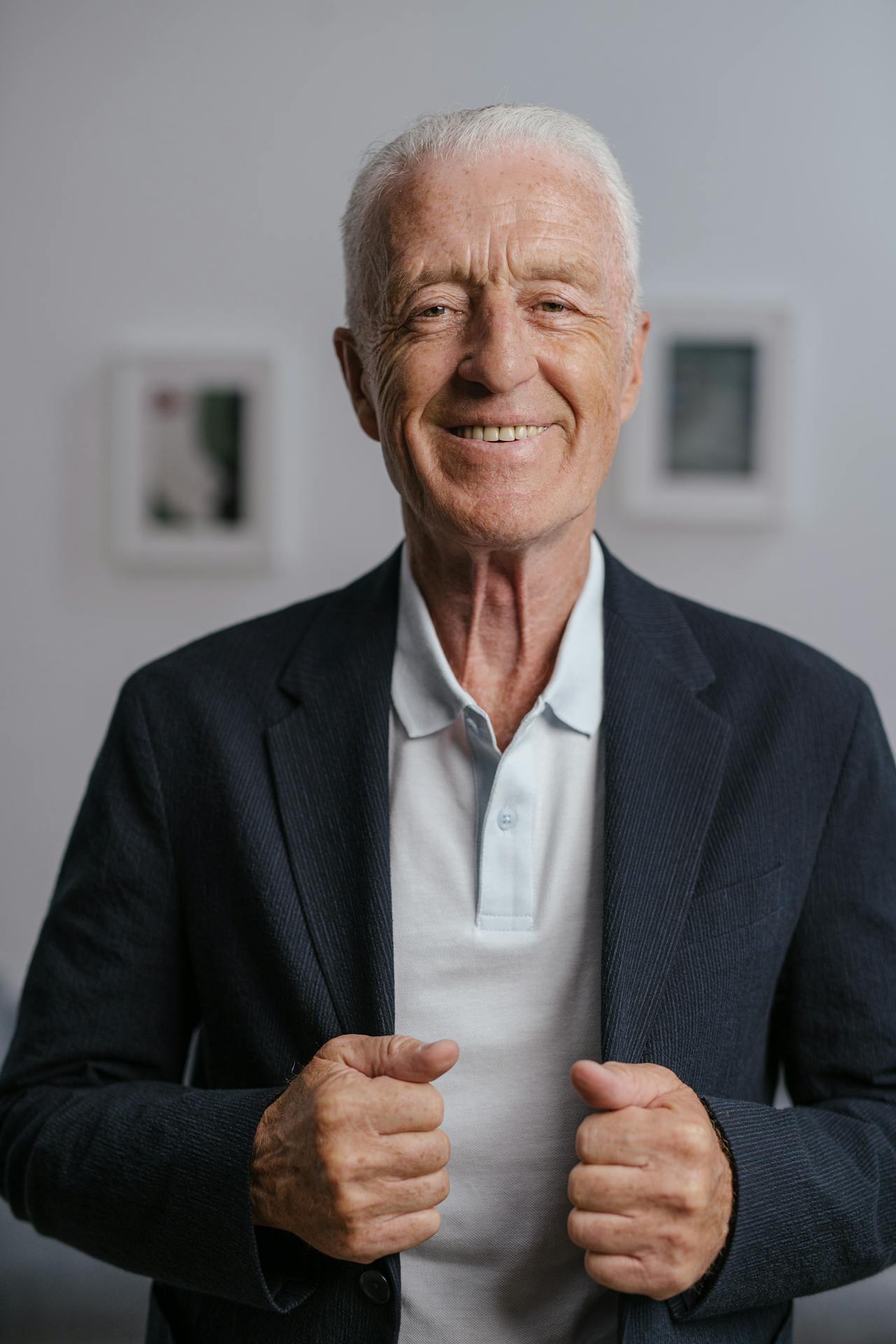 Un hombre mayor sonriendo | Fuente: Pexels