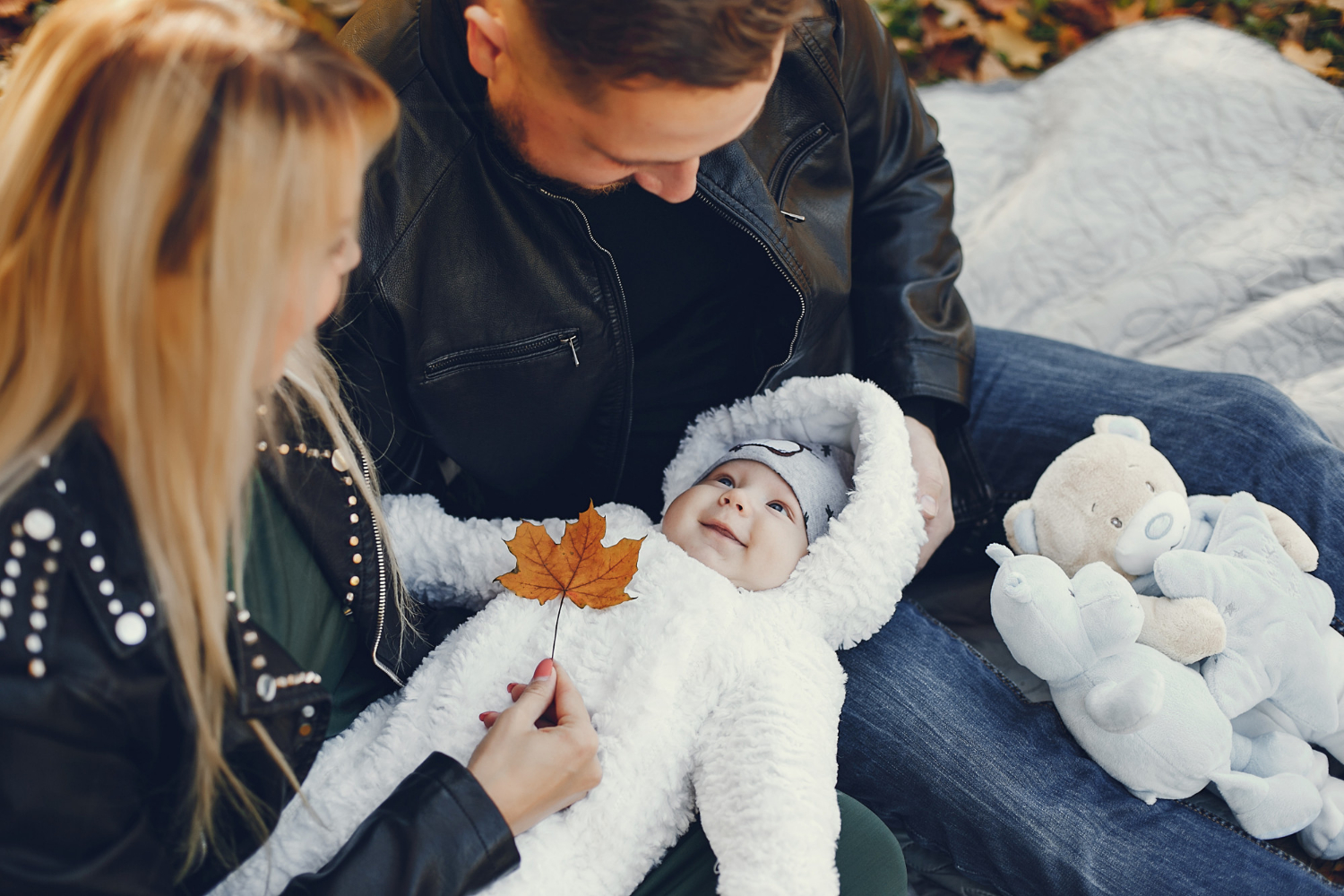 Una pareja con su bebé | Fuente: Freepik