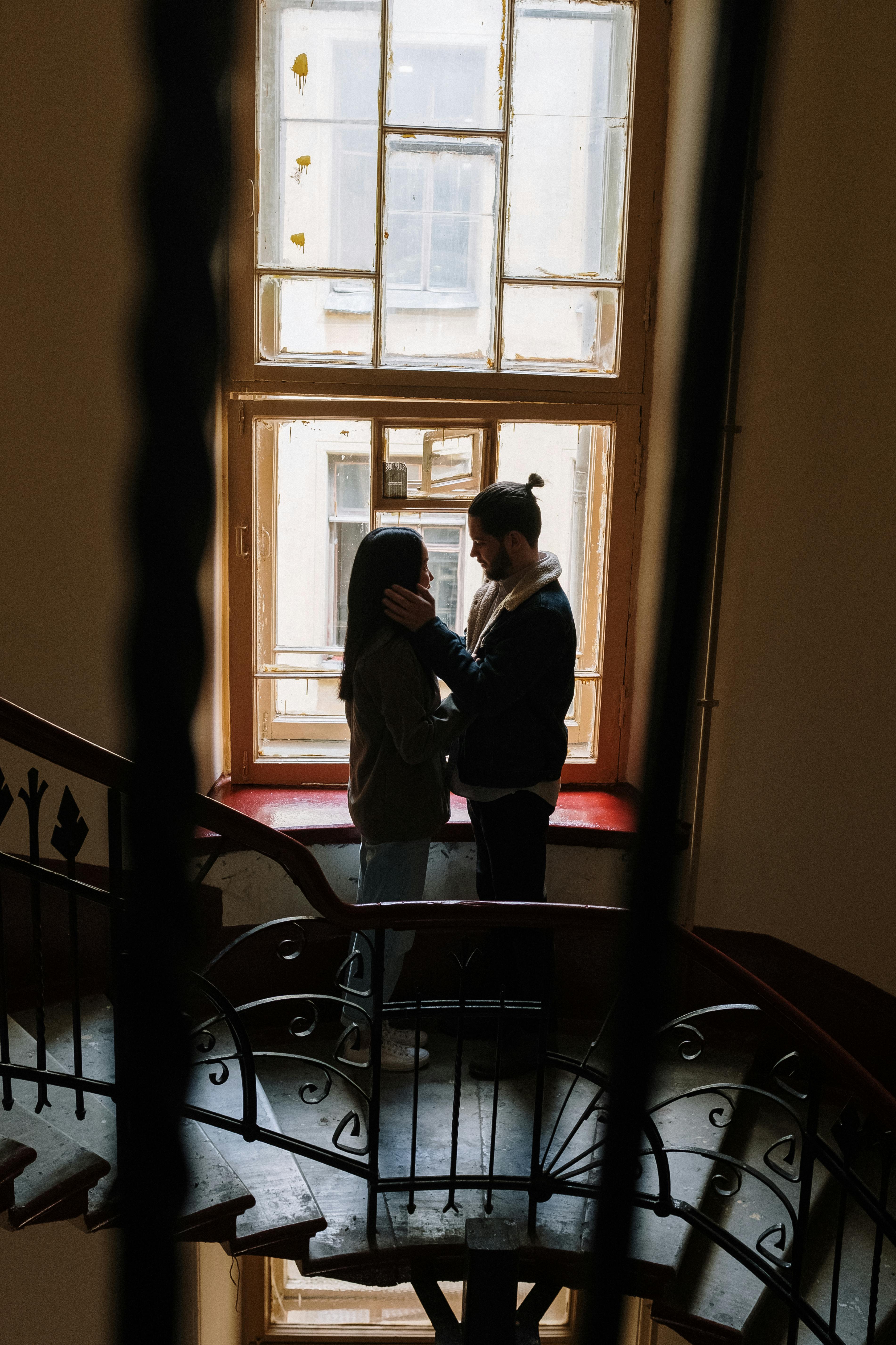 Una pareja de pie | Fuente: Pexels