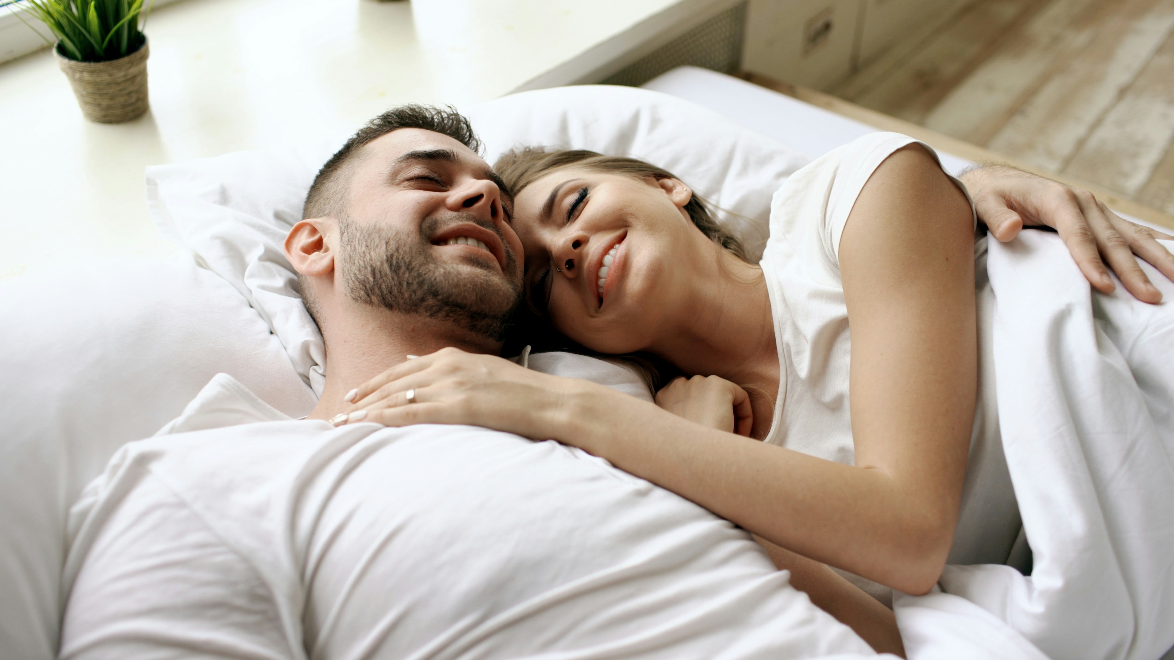 Una pareja feliz en la cama | Fuente: Unsplash