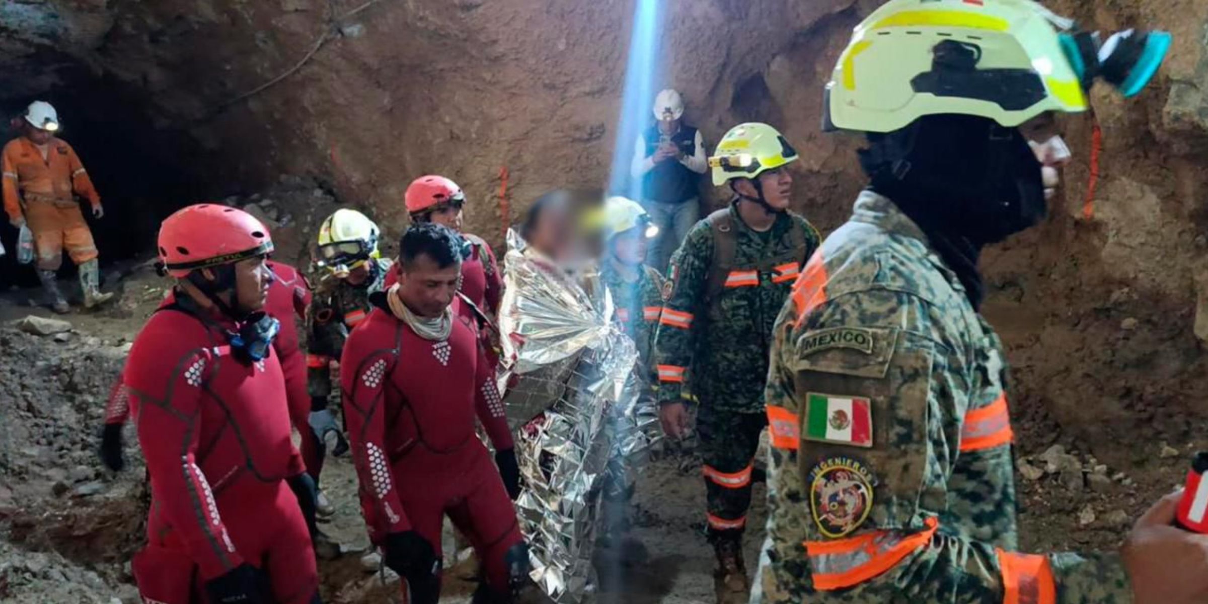 Rescatistas en una mina. | Fuente: Facebook/Noroeste