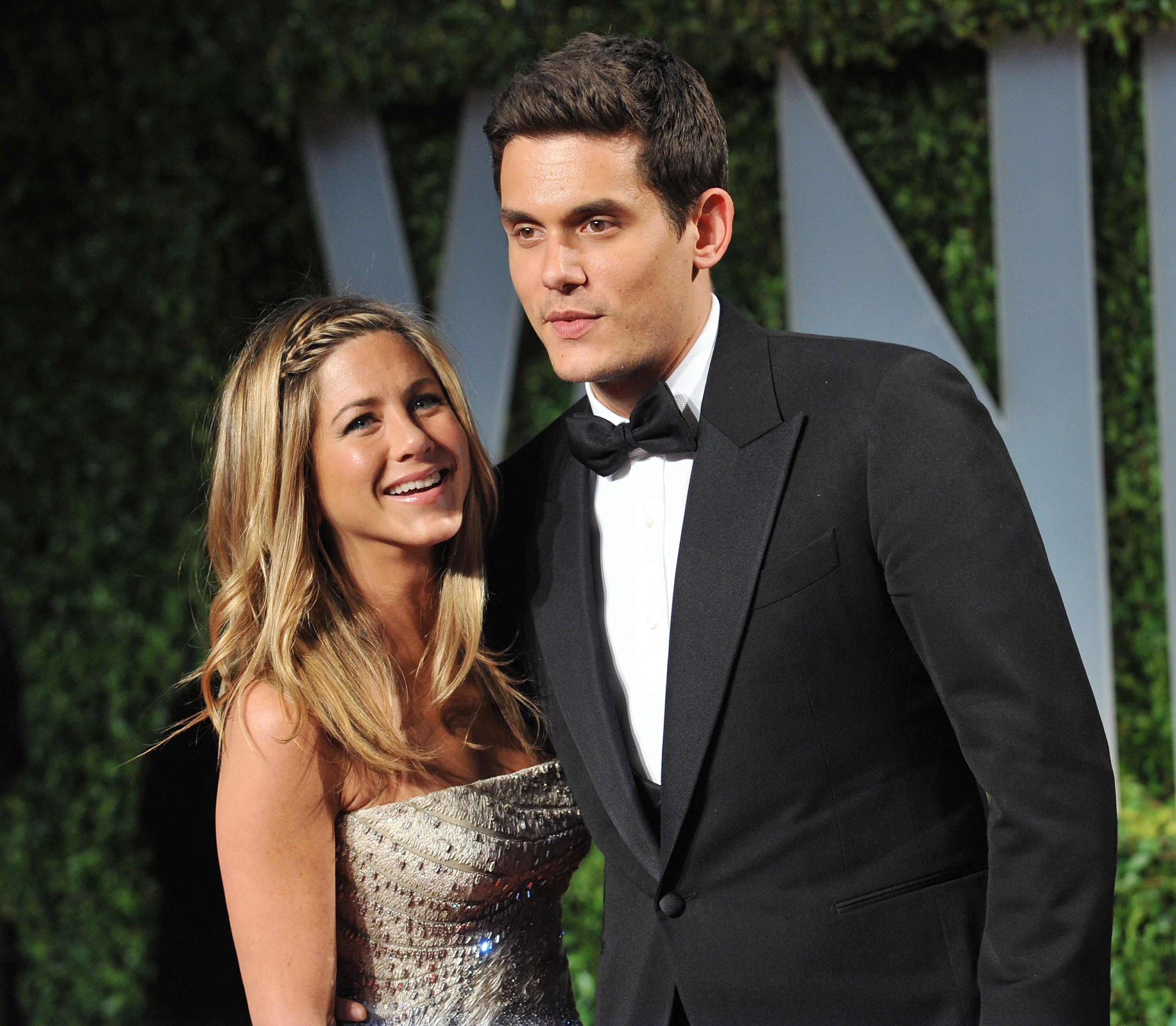 Jennifer Aniston y John Mayer llegan a la fiesta de los Oscar de Vanity Fair 2009 en el Sunset Tower el 22 de febrero de 2009 en West Hollywood, California. | Fuente: Getty Images