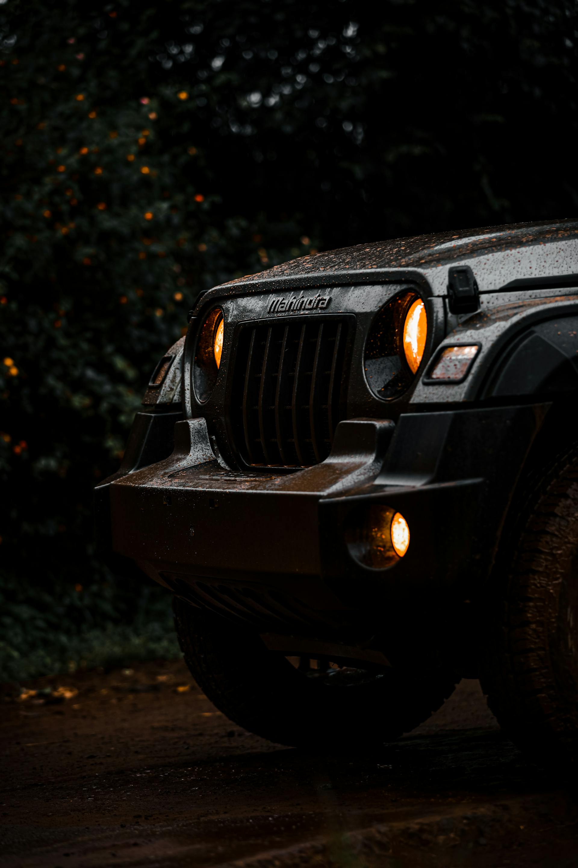 Primer plano de un jeep con los faros encendidos | Fuente: Pexels