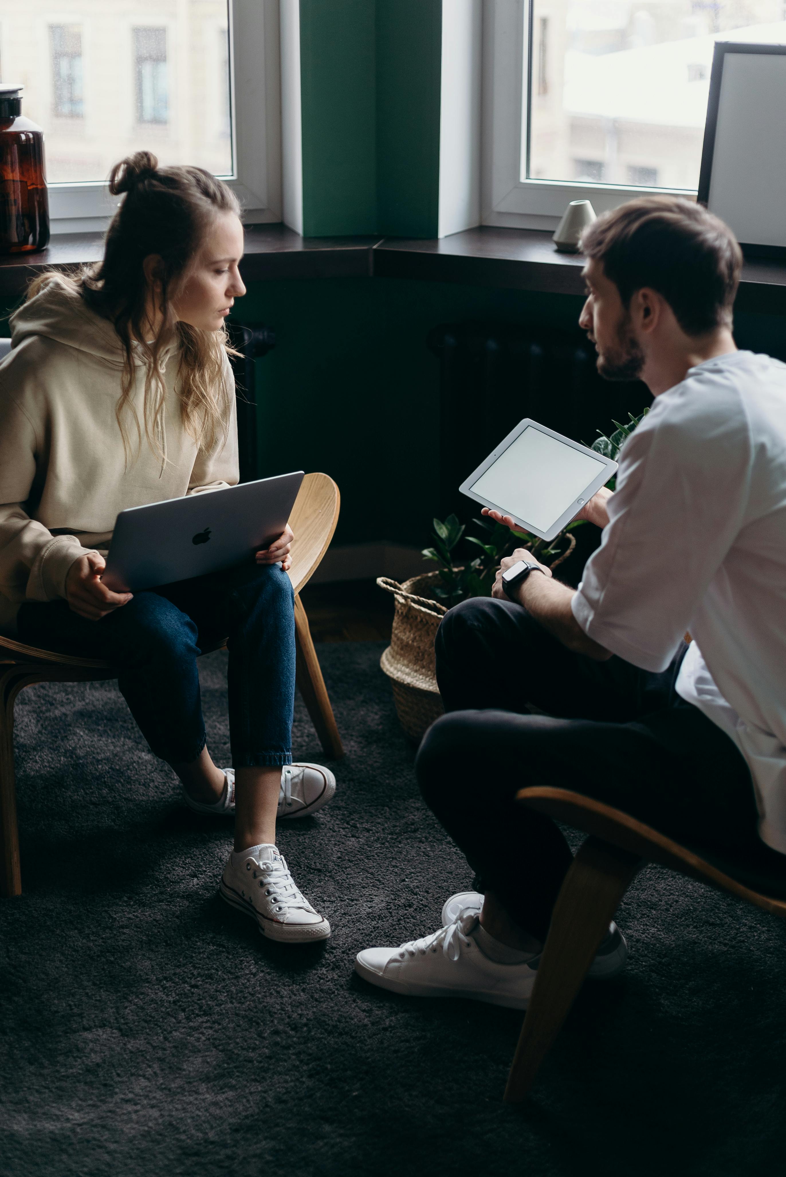 Una mujer entrenando a un hombre | Fuente: Pexels