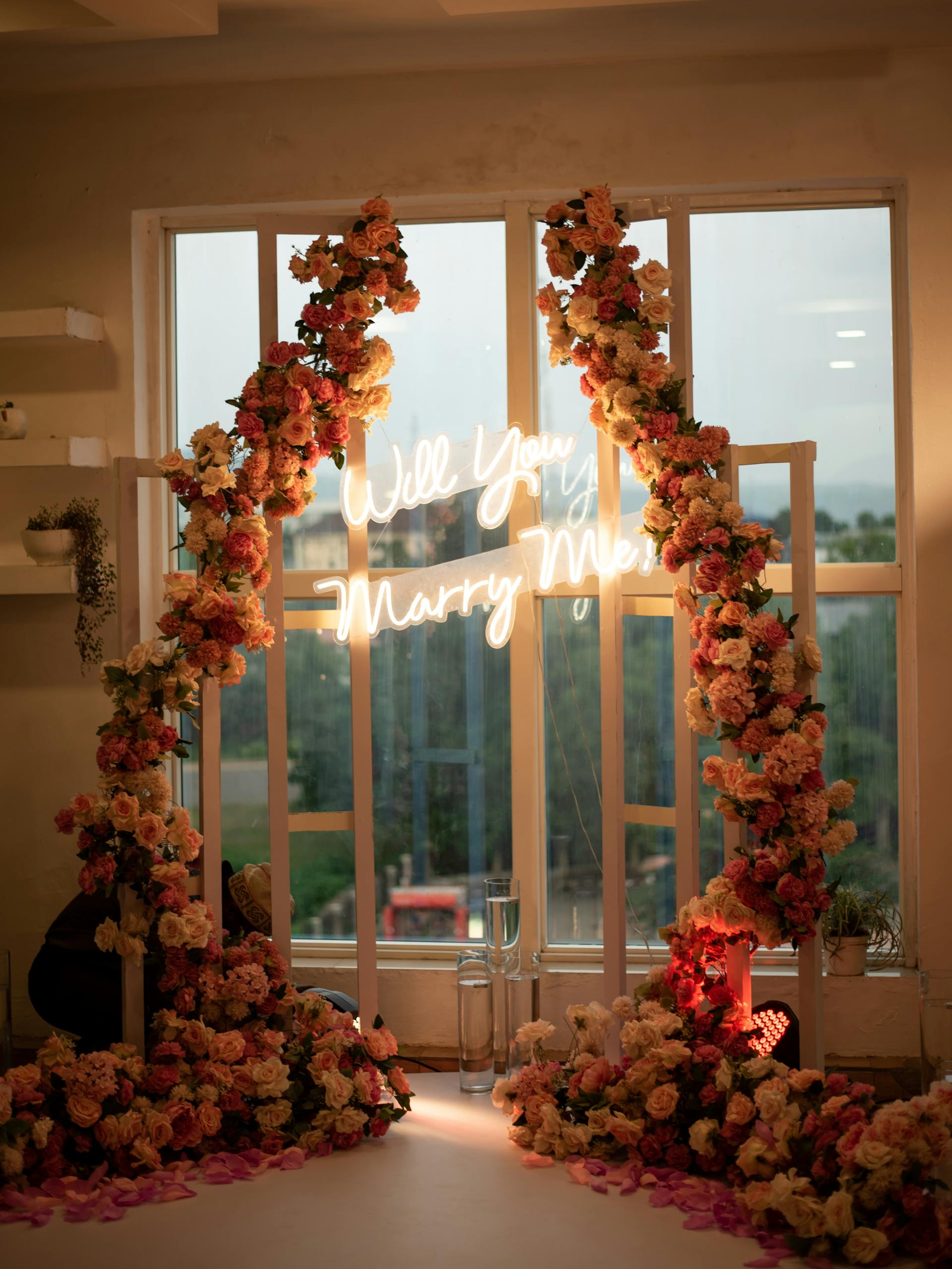 Un salón decorado para una proposición de matrimonio | Fuente: Pexels