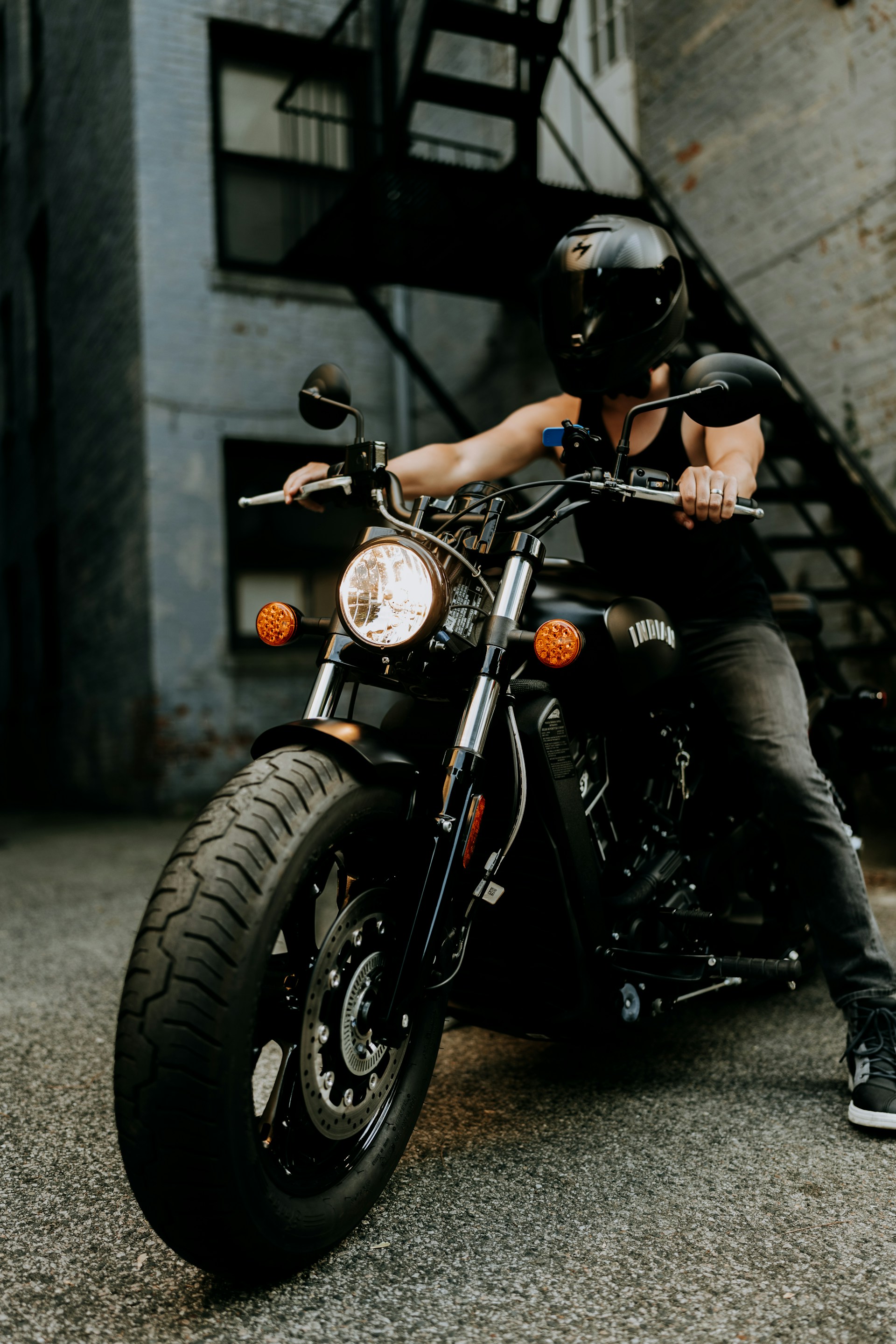 Un hombre sentado en una moto | Fuente: Unsplash