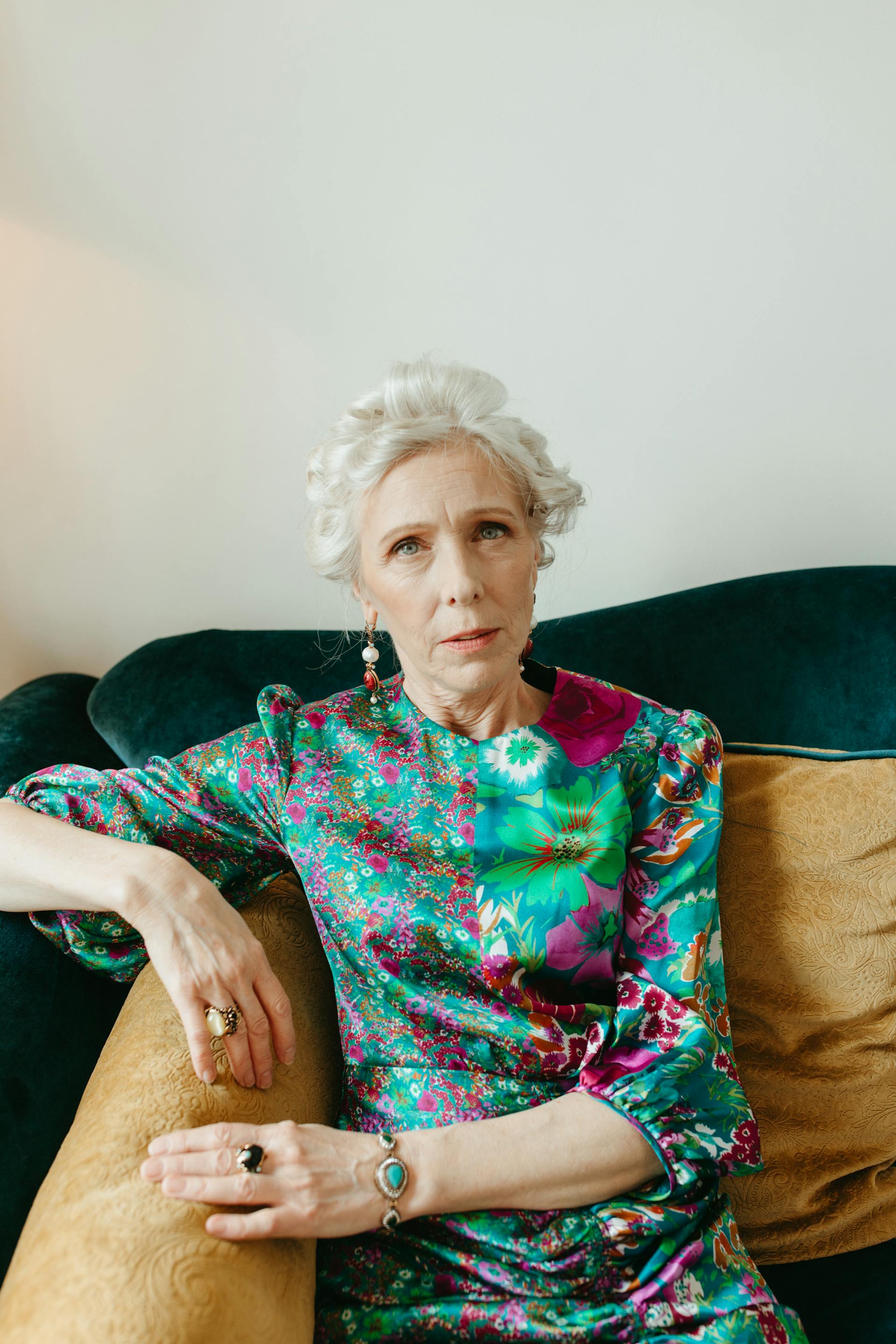 Una anciana sentada en el sofá y mirando a alguien | Fuente: Pexels