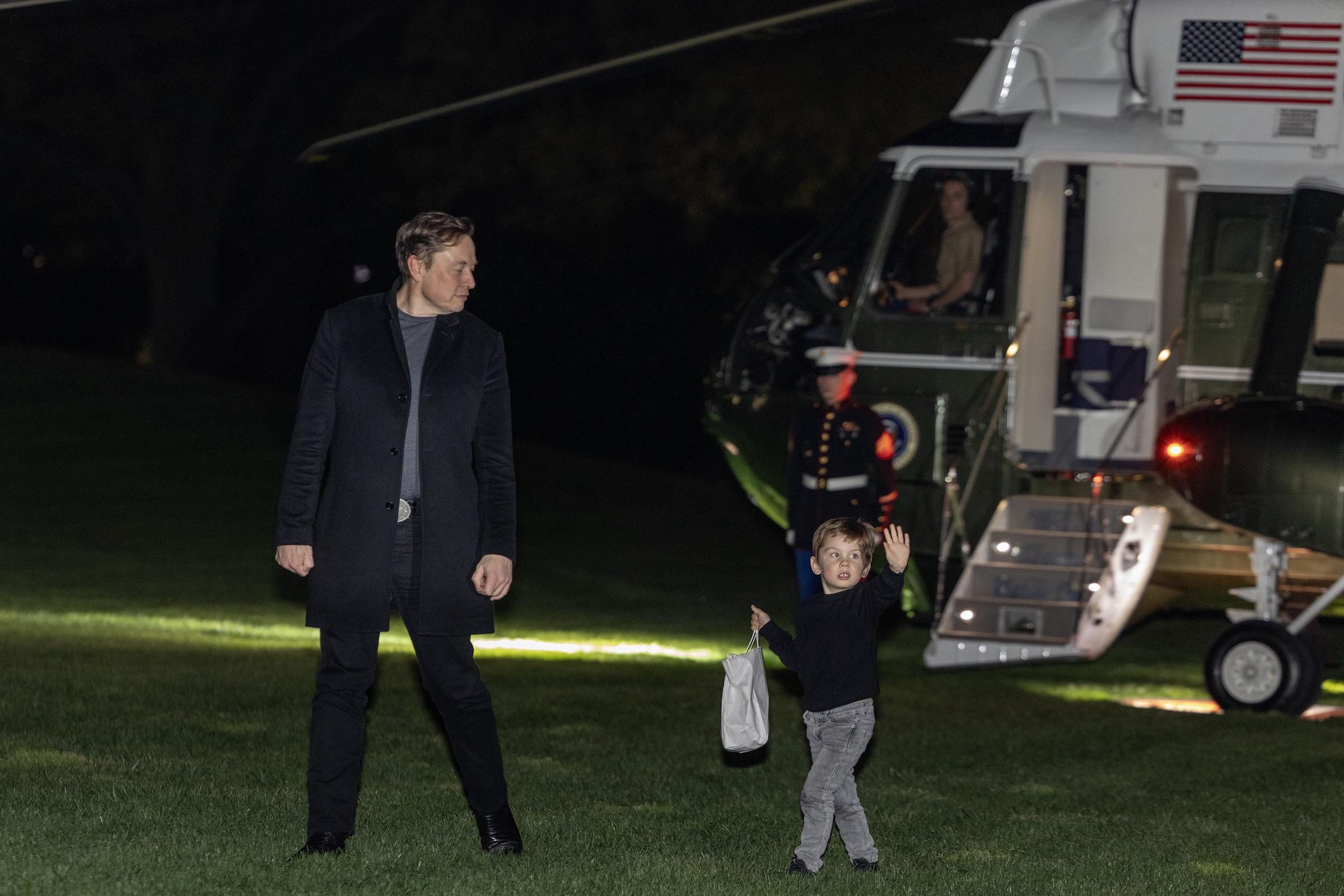 Elon Musk y su hijo X Æ A-12 salen del Marine One en el jardín sur de la Casa Blanca el 13 de abril de 2025, en Washington, D.C. | Fuente: Getty Images