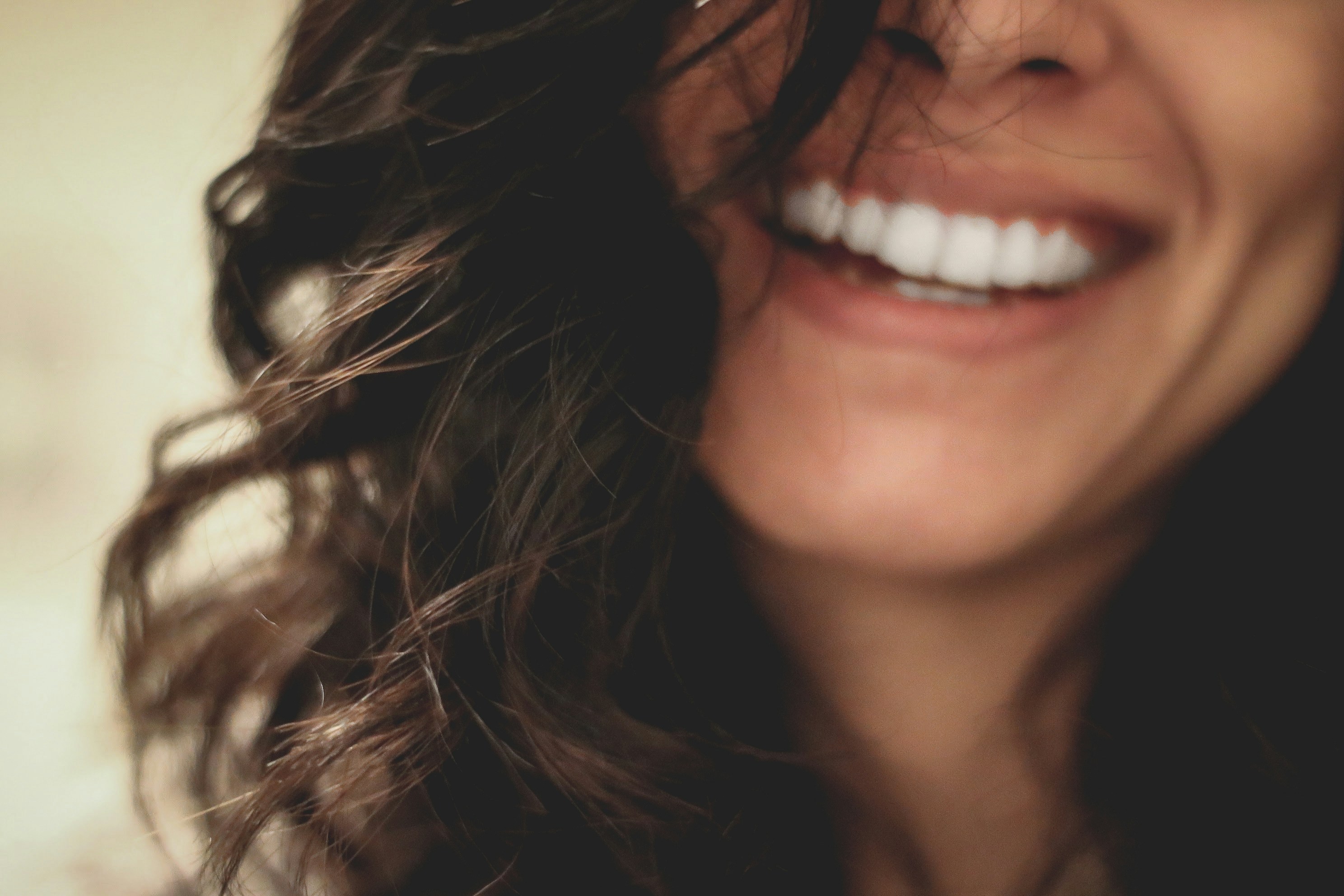 Primer plano de una mujer sonriente | Fuente: Unsplash