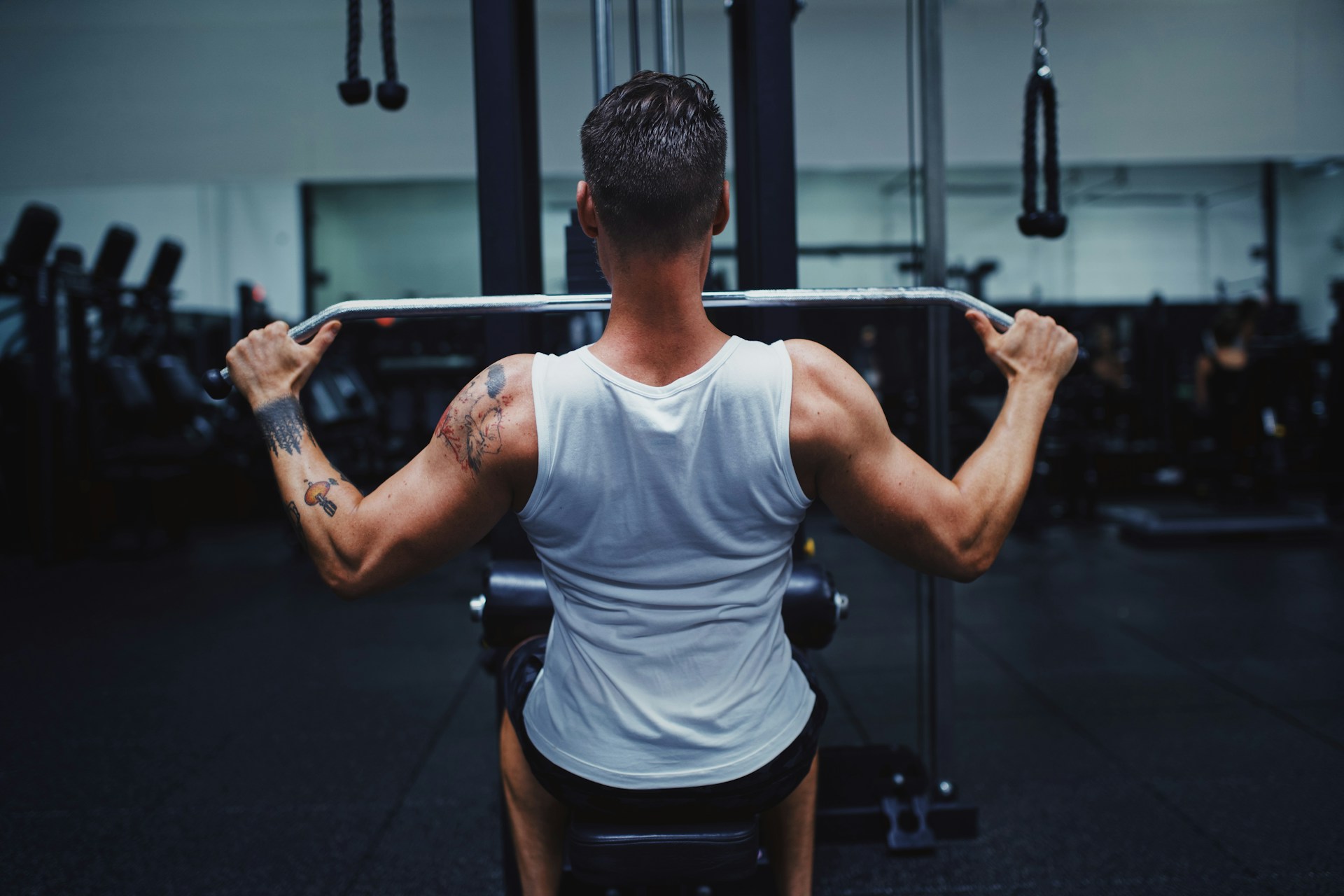Un hombre haciendo ejercicio en el gimnasio | Fuente: Unsplash