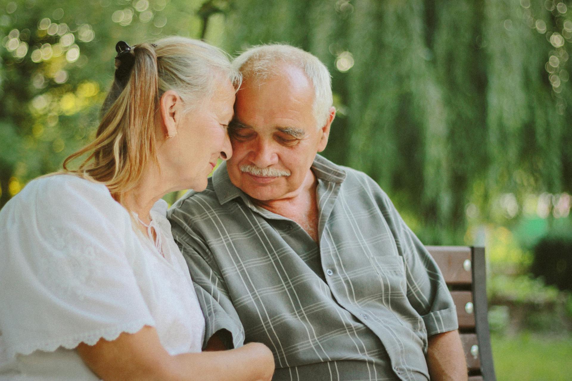 Una pareja de ancianos sentada en el sofá | Fuente: Pexels