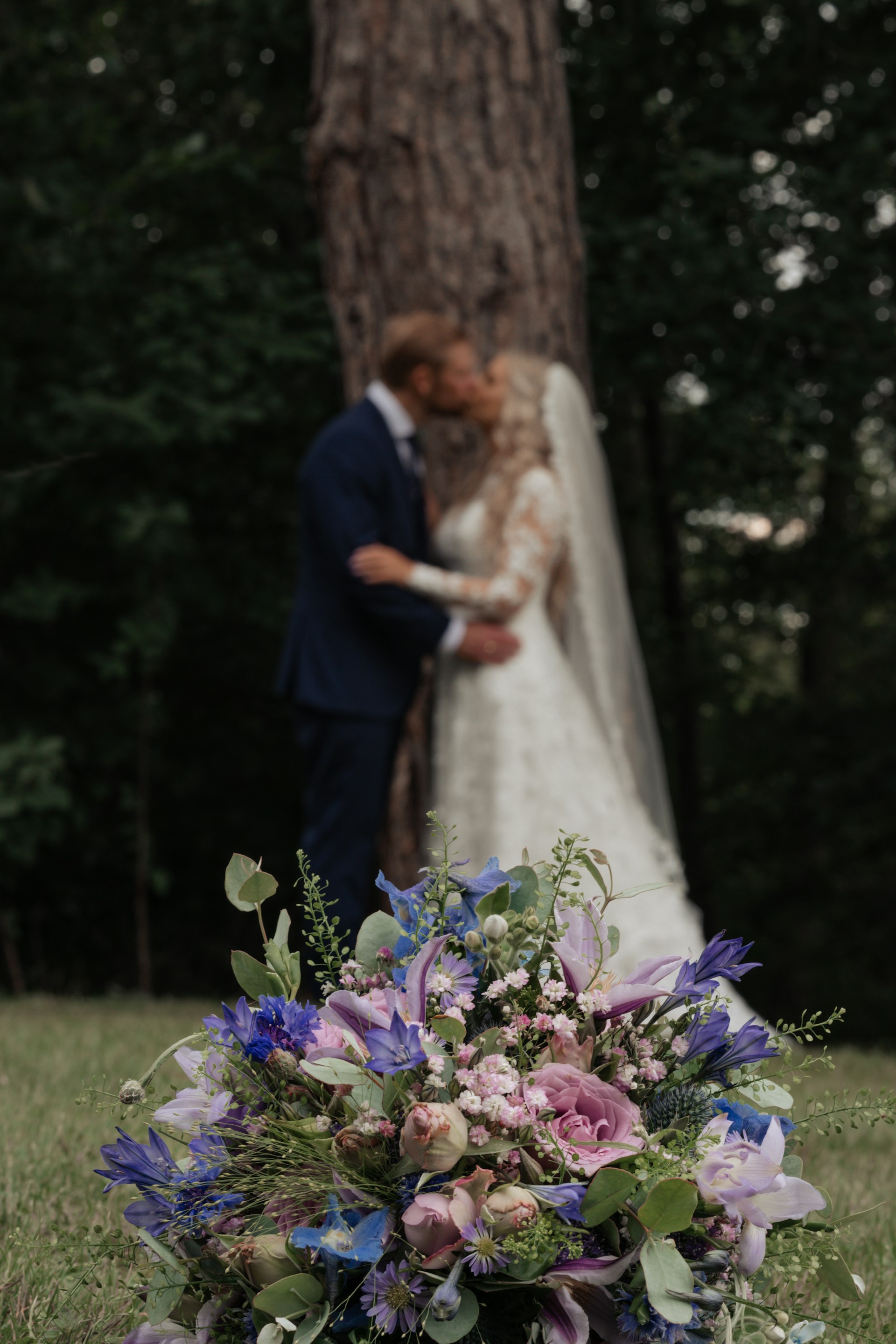 Uno novios besándose | Fuente: Unsplash