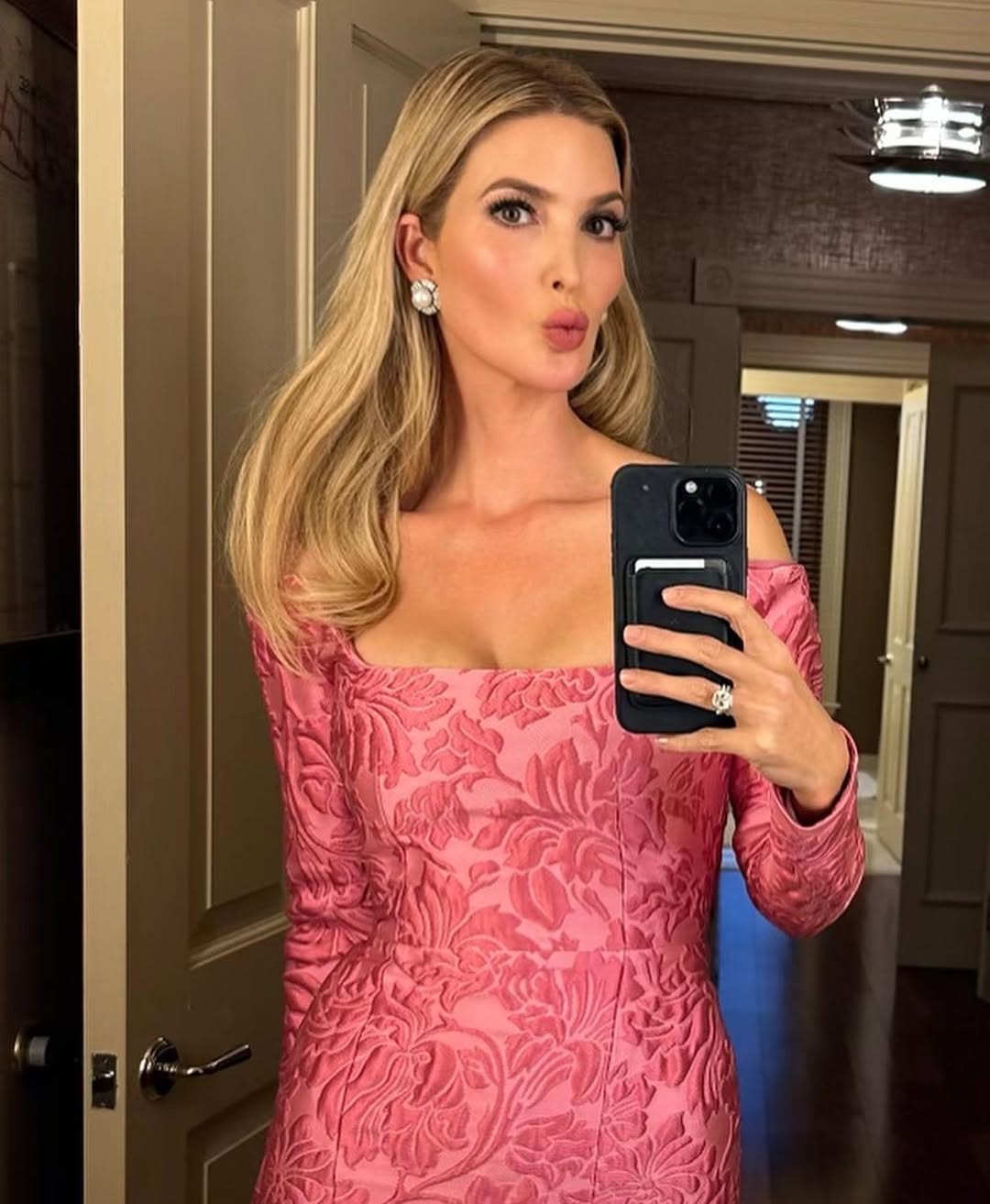 Ivanka Trump posa para un selfie, fechado en febrero de 2024 | Fuente: Instagram/ivankatrump
