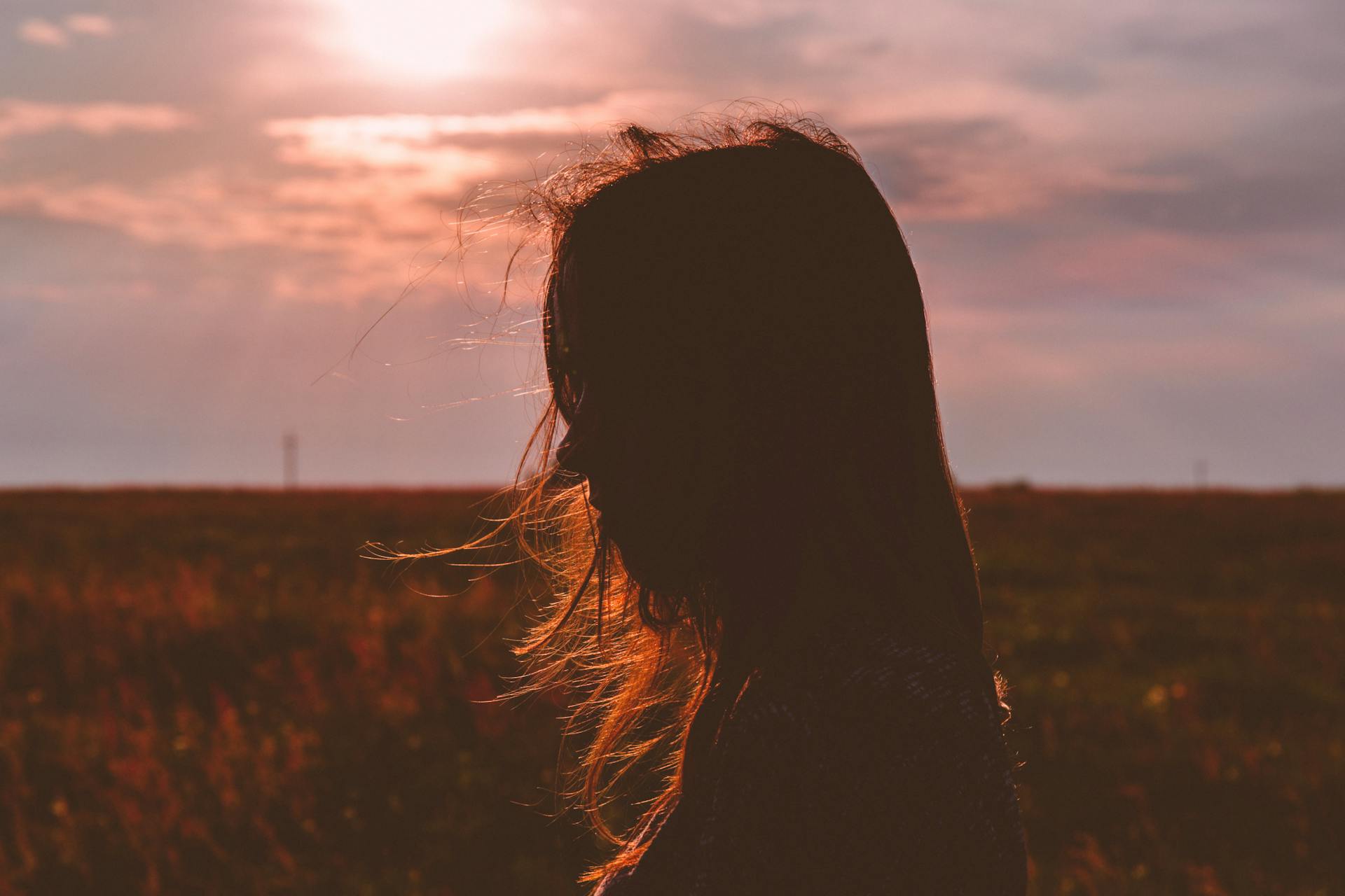 La silueta de una mujer | Fuente: Pexels