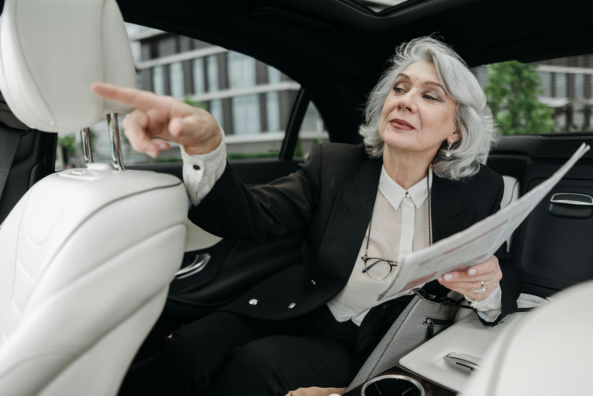 Una mujer mayor sentada en un automóvil | Fuente: Pexels