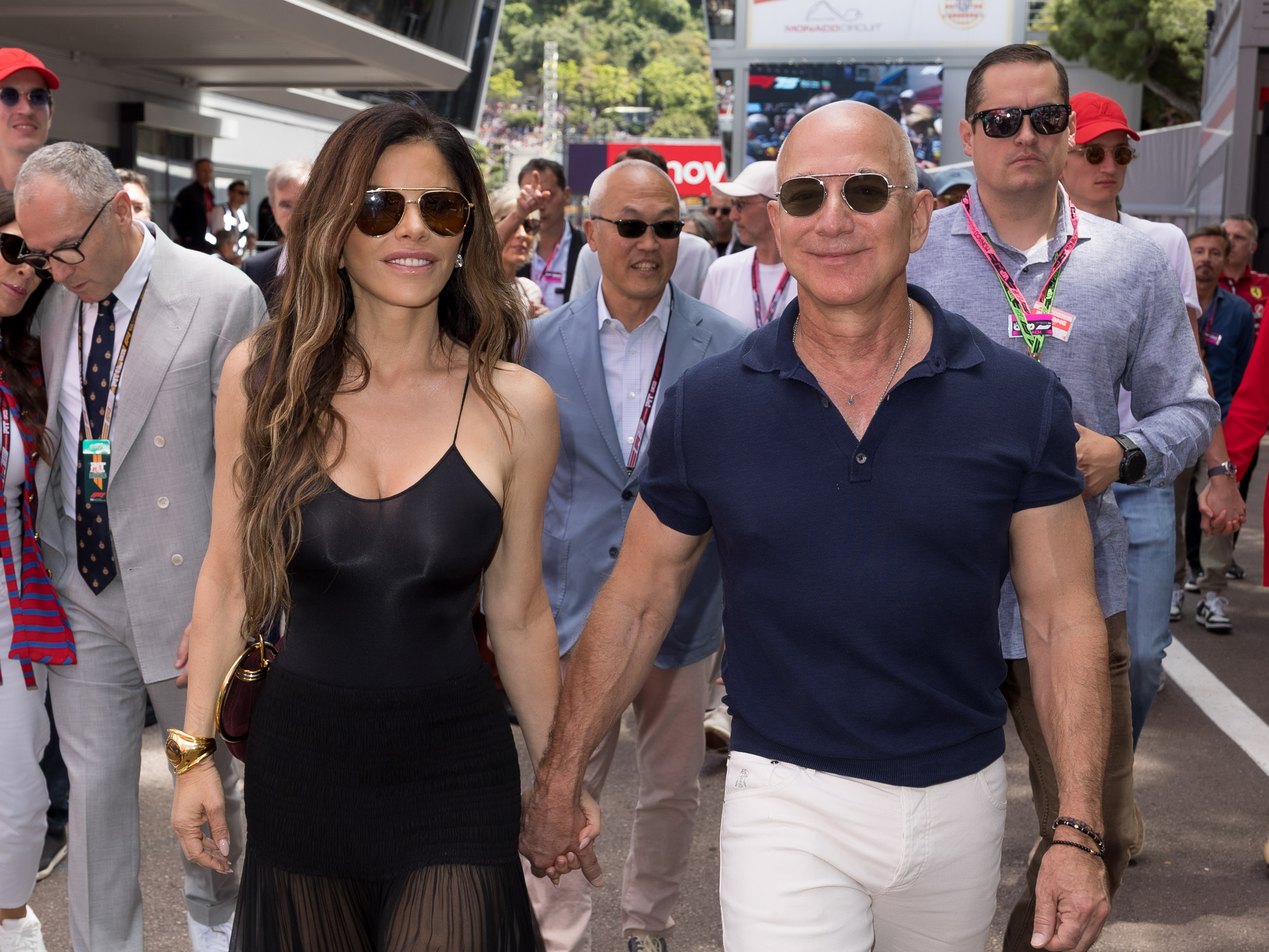 Lauren Sanchez y Jeff Bezos caminan de la mano en el Gran Premio de F1 de Mónaco, celebrado en Montecarlo el 25 de mayo de 2025 | Fuente: Getty Images