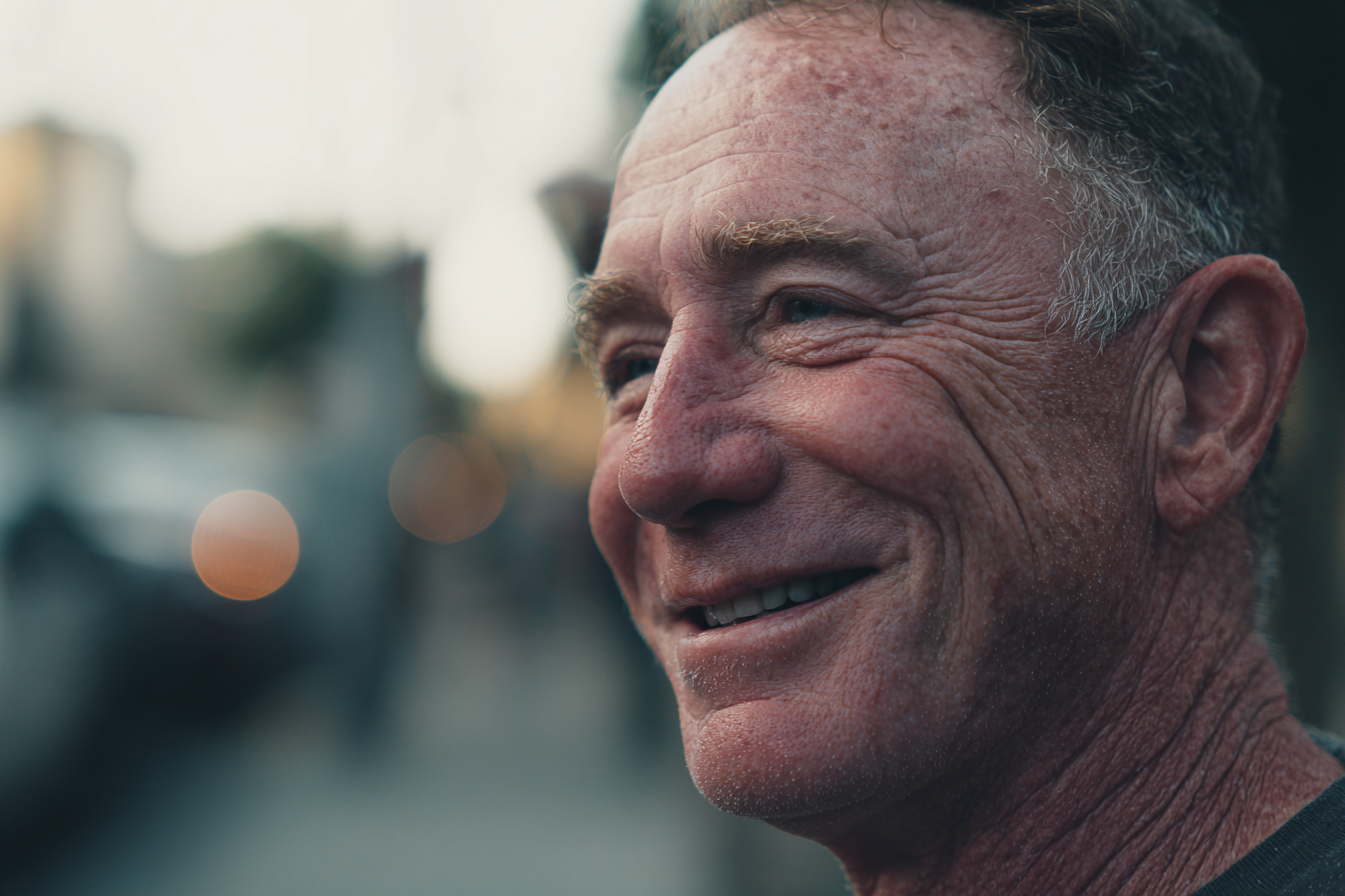 Un hombre de pie en un Vecindario | Fuente: Midjourney