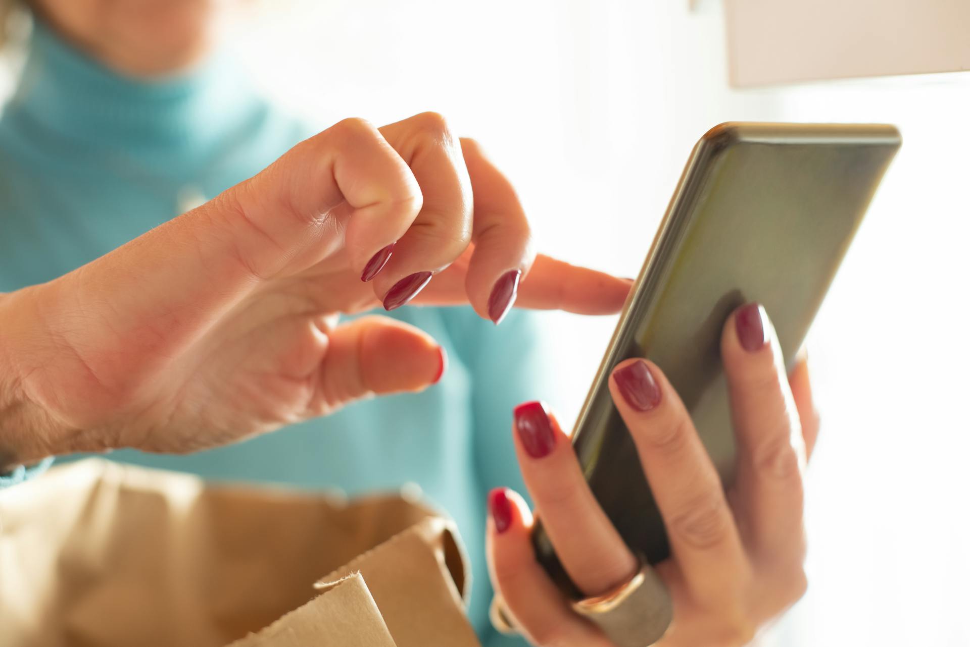 Una mujer utilizando su teléfono móvil | Fuente: Pexels