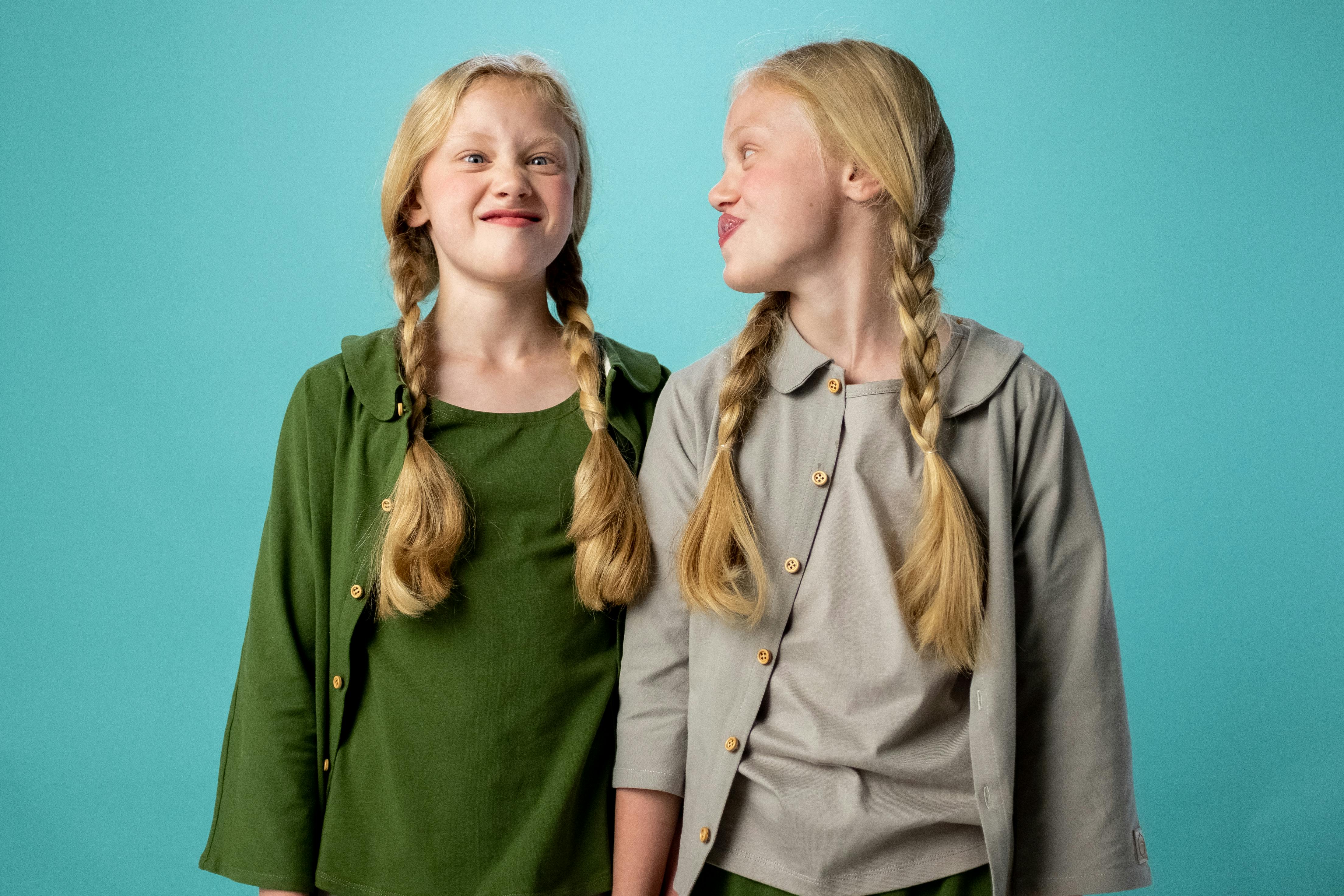 Gemelas sonrientes | Fuente: Pexels