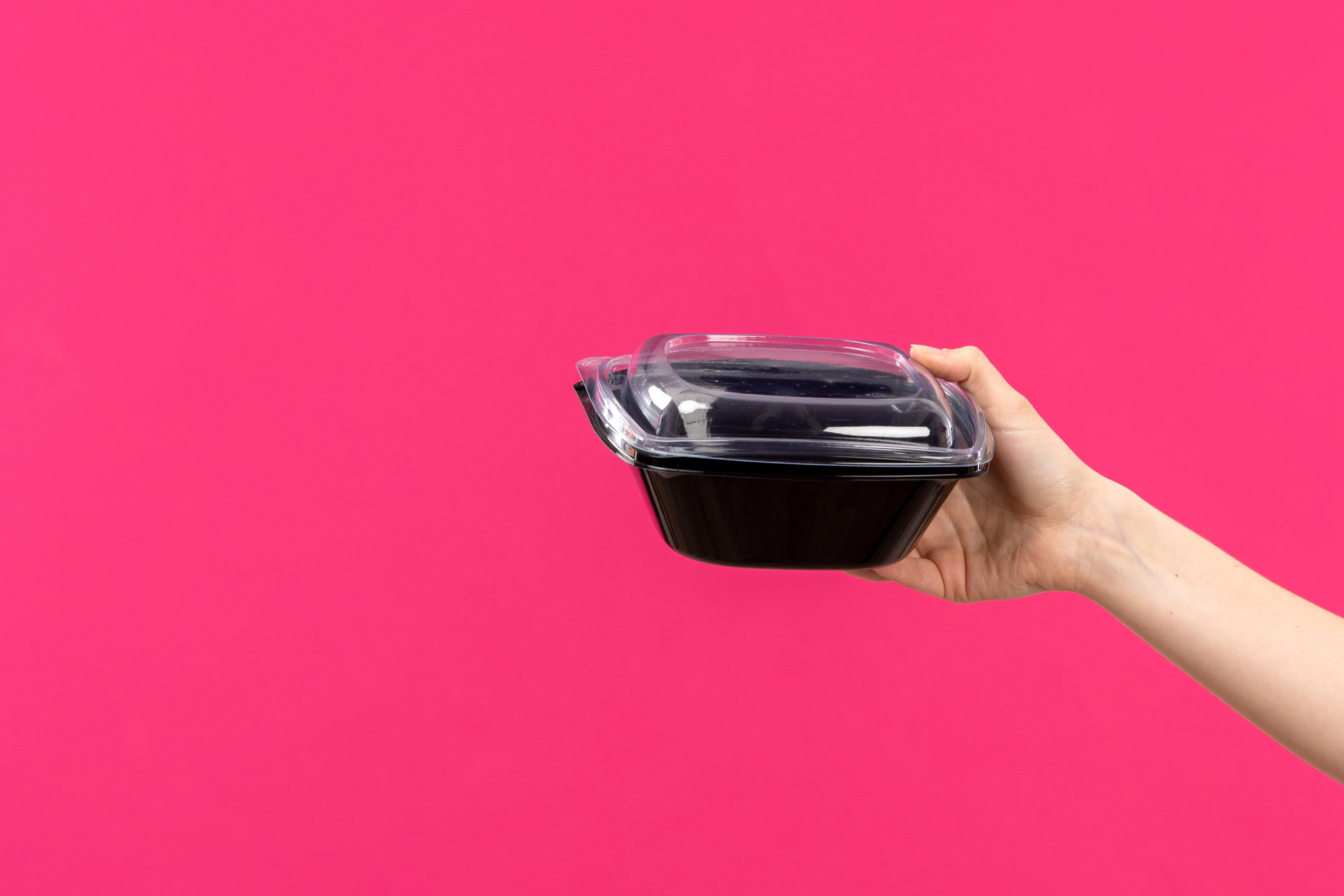 Una persona sujetando un recipiente de comida | Fuente: Freepik