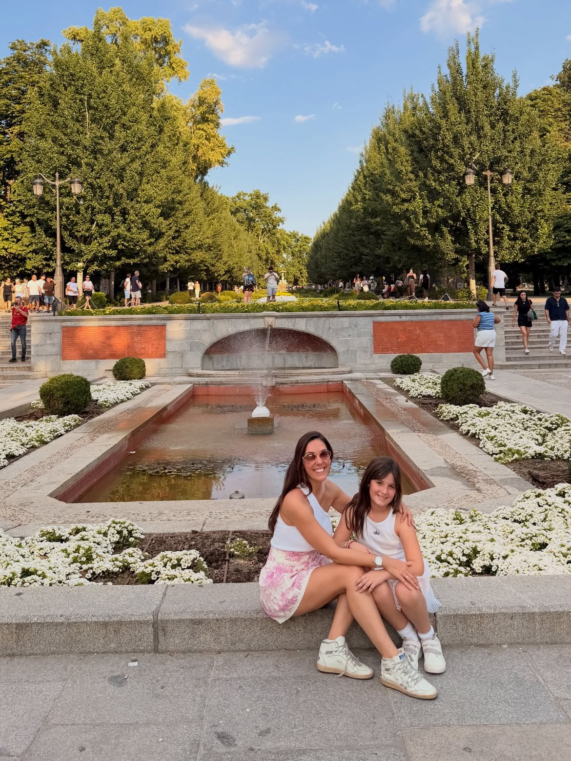 Floppy Tesouro junto a su hija Moorea paseando por Madrid, España | Fuente: Instagram/ floppytesouro