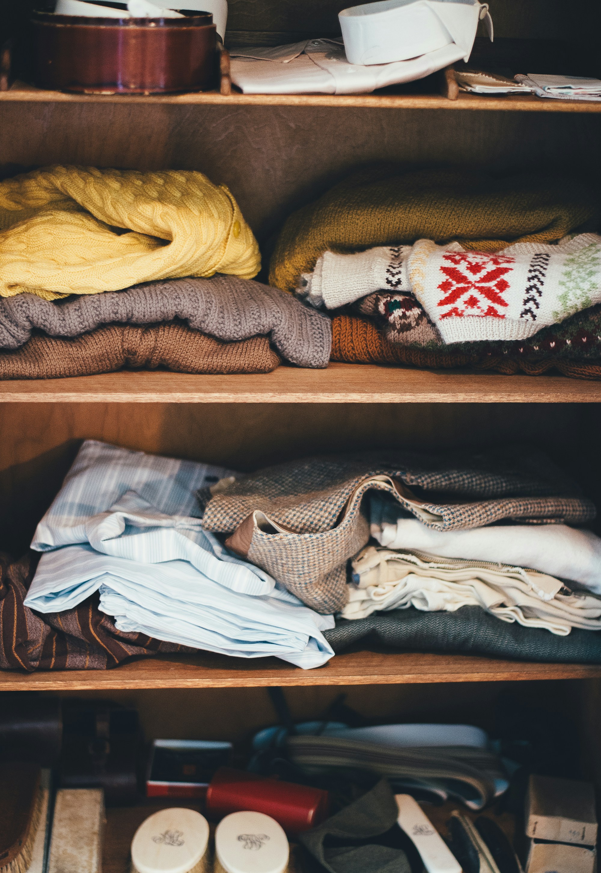 Ropa doblada en un armario | Fuente: Unsplash