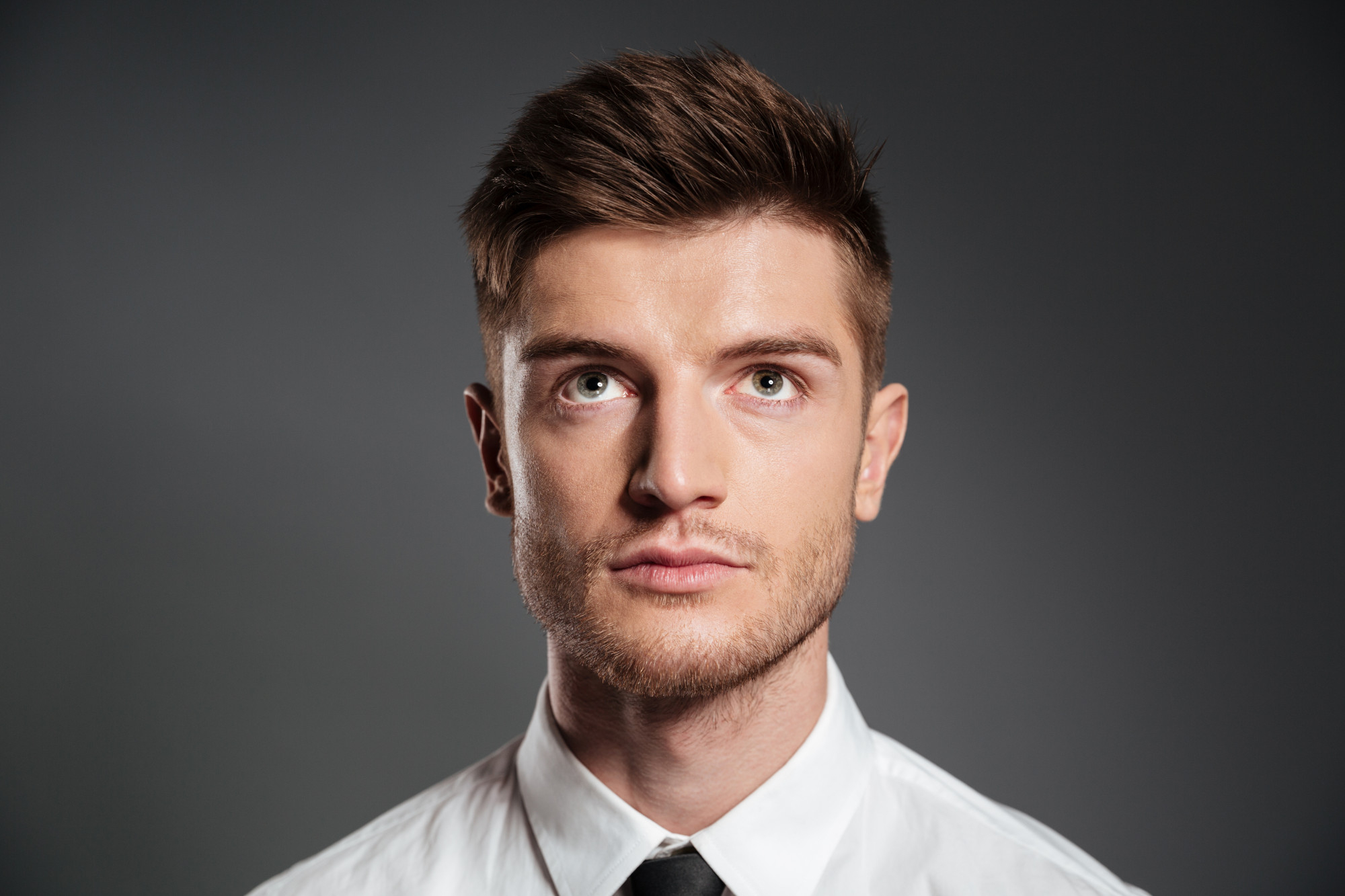 Un hombre serio | Fuente: Freepik