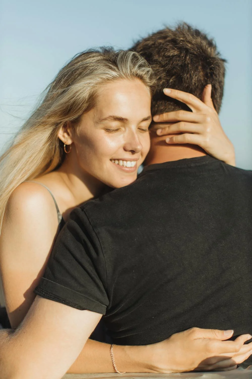Una mujer abrazando a su novio | Fuente: Pexels