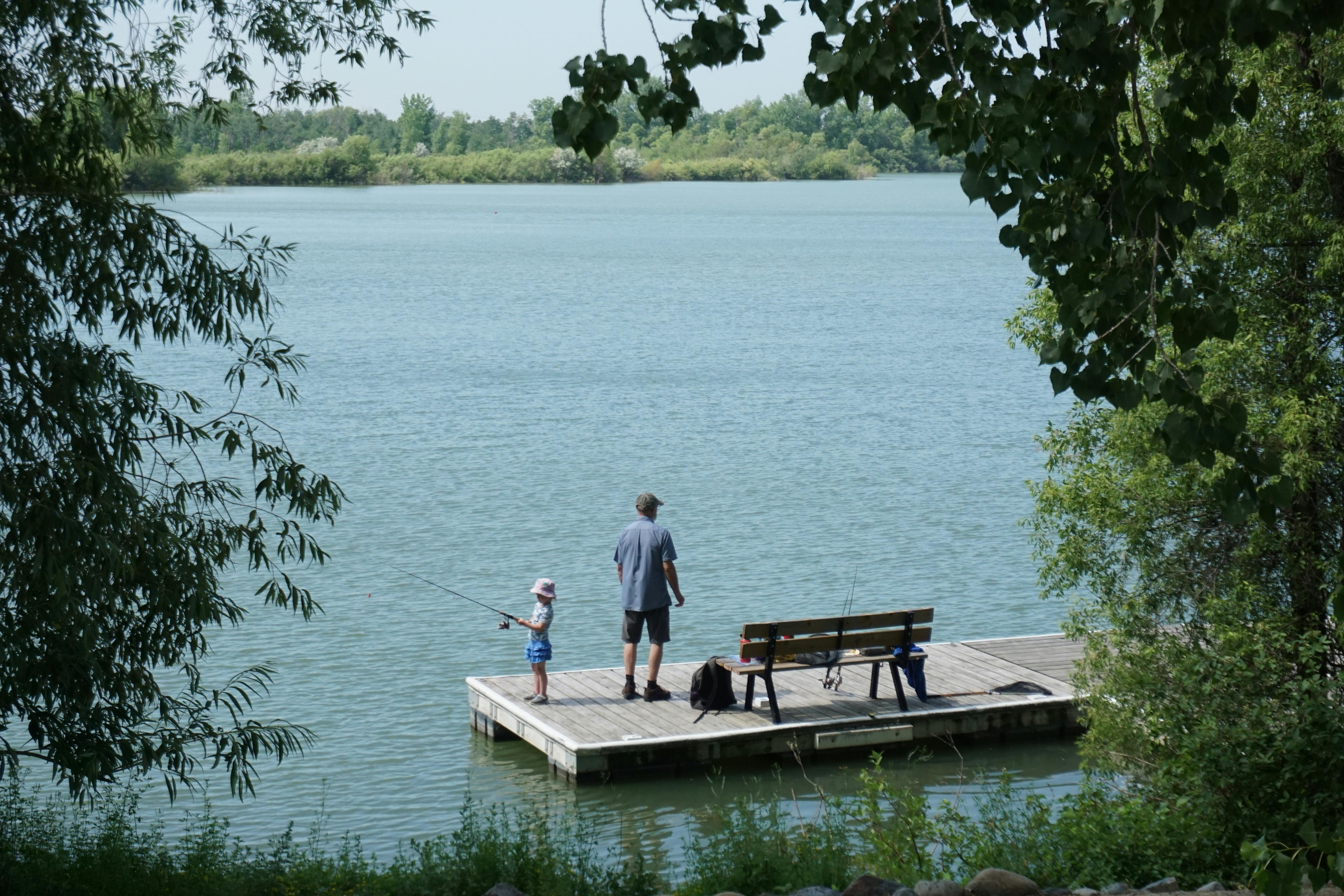 Un hombre pescando con una niña | Fuente: Pexels