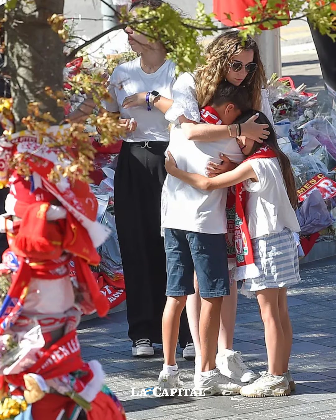 Rute Cardoso con sus hijos de visita en el santuario en Anfield | Fuente: Instagram/diariolacapital