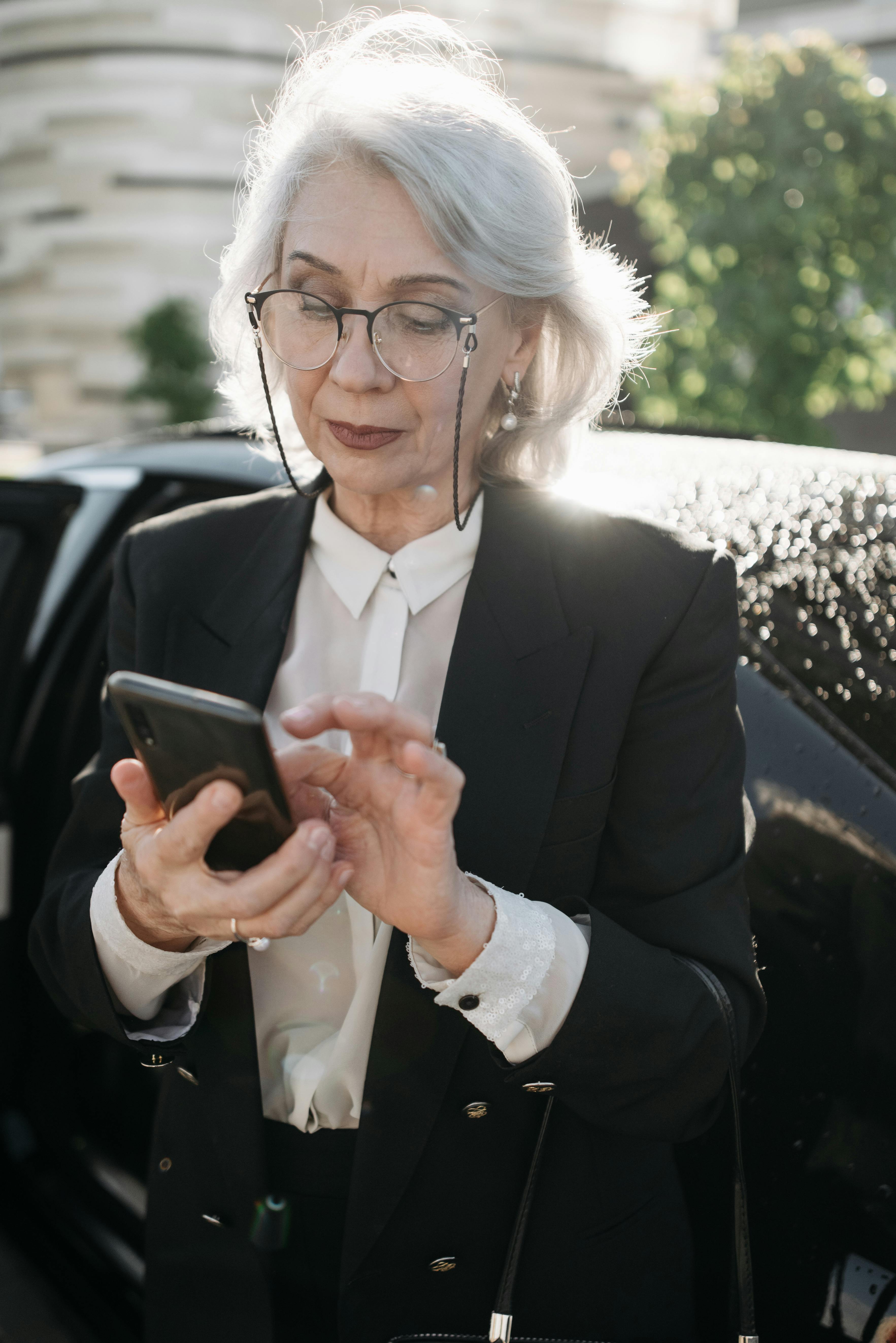 Una mujer rica saliendo de su automóvil | Fuente: Pexels
